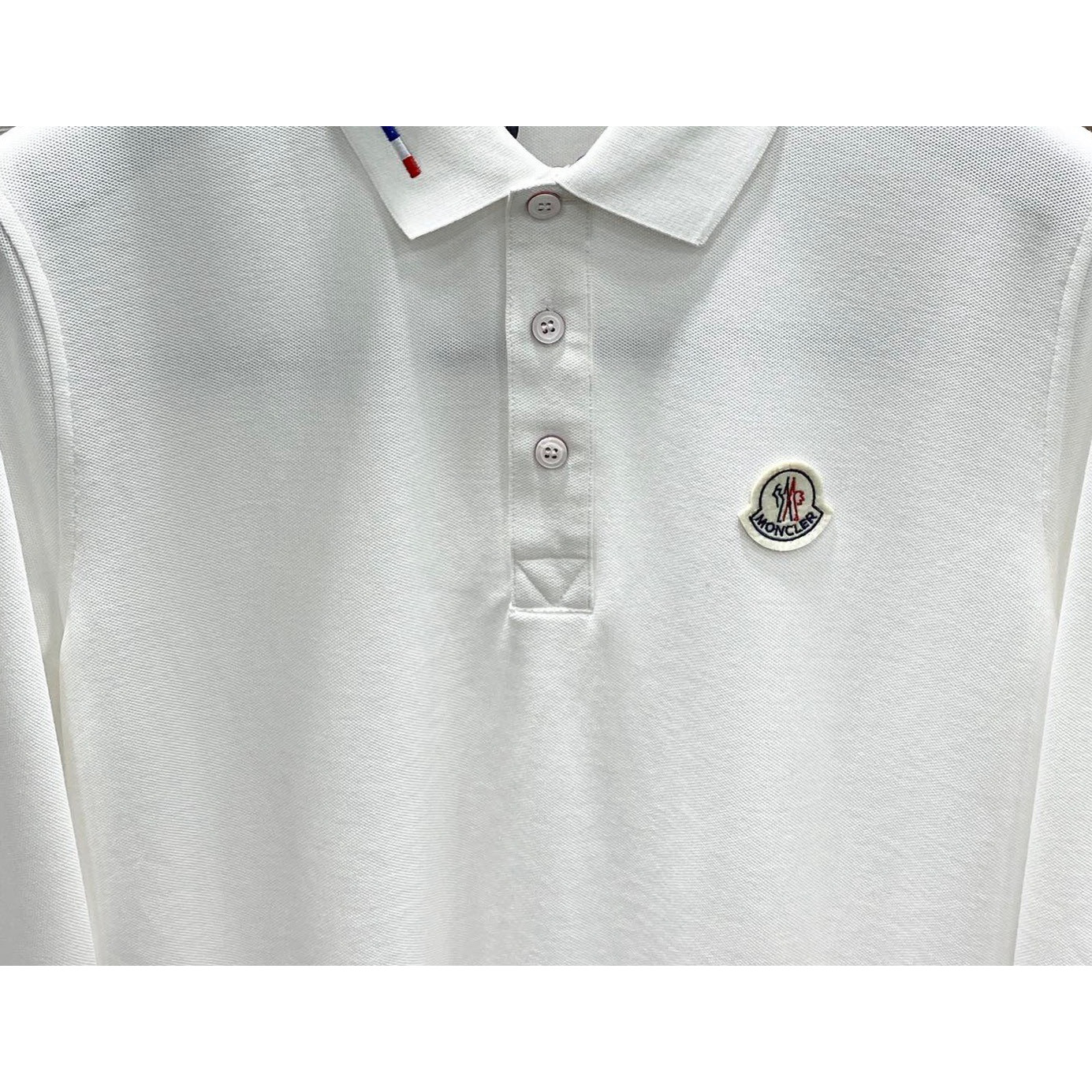 <p>MONCLER 立体徽标翻领长袖Polo衫(白)</p>