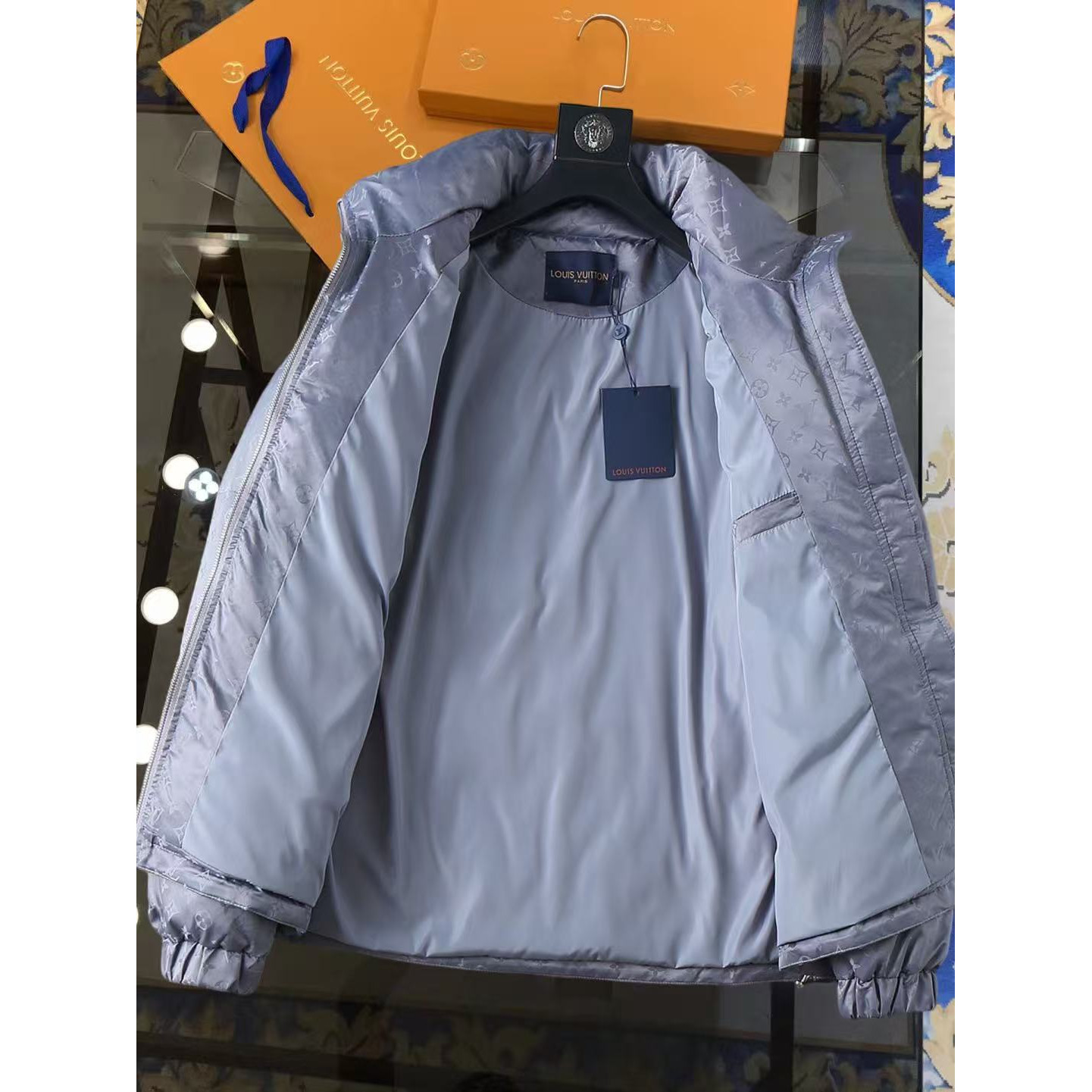 <p>LV 新款羽绒服(紫灰色)</p>