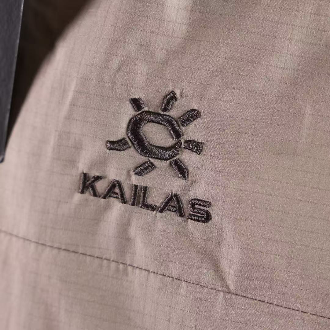 <p>KAILAS 鹅绒羽絨服(卡其)</p>