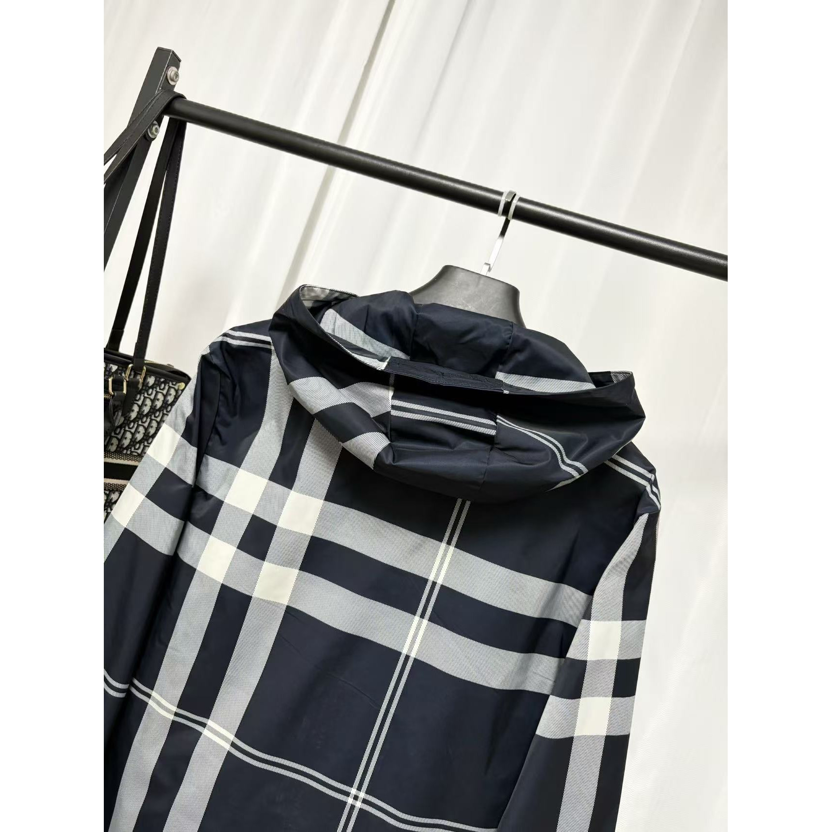 <p>Burberry 夹克外套(黑)</p>