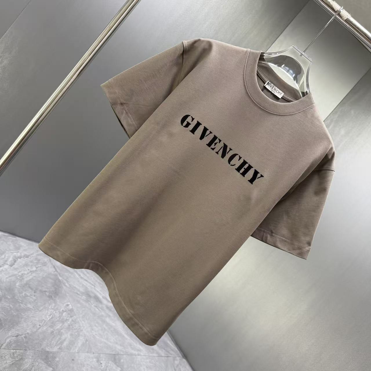 <p>Givenchy 短袖T恤(棕)</p>