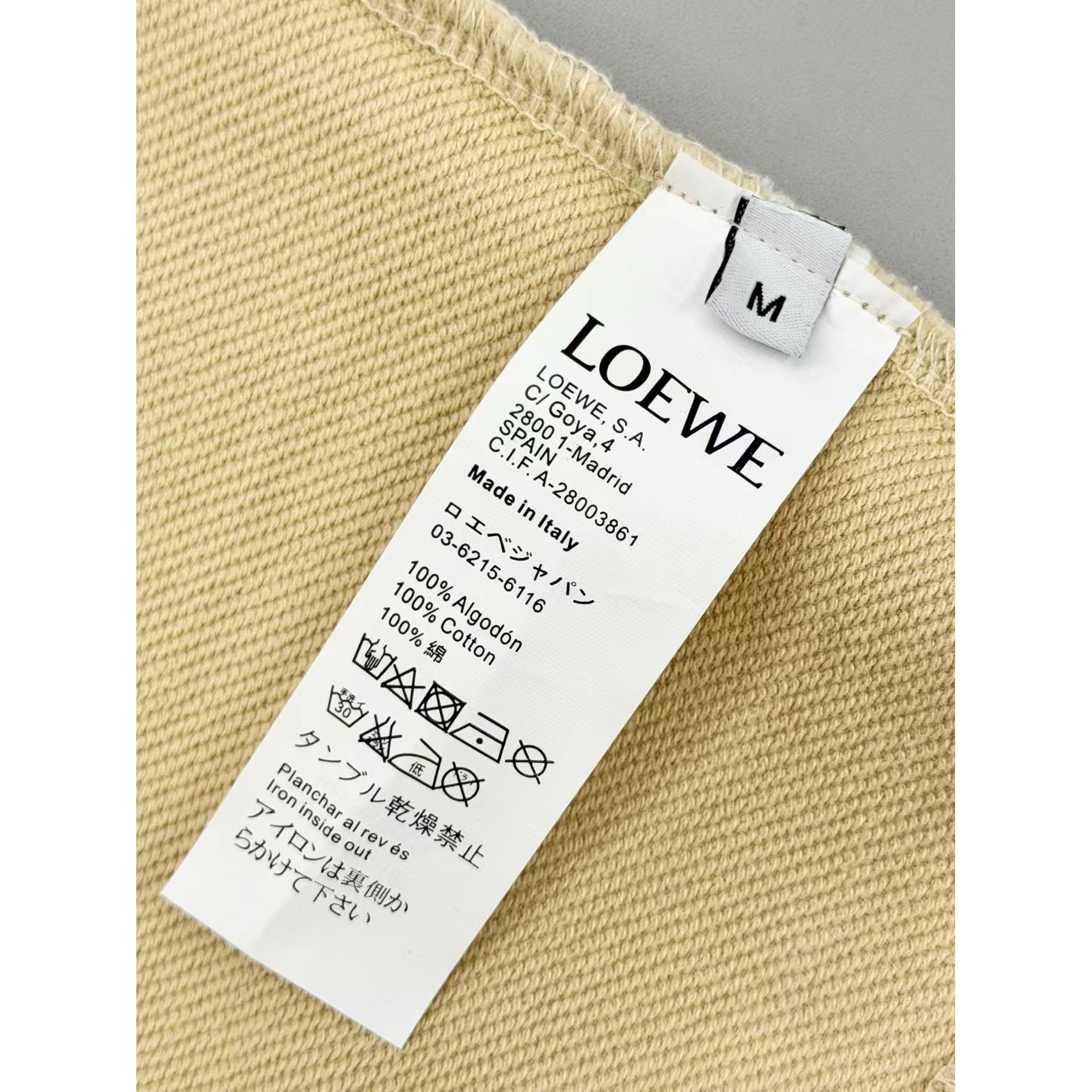 <p>Loewe 洗水圆领卫衣(卡其色)</p>