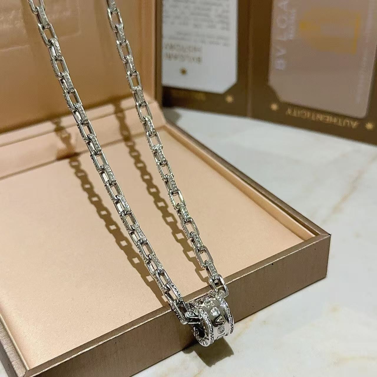 <p>BVLGARI&nbsp;项链</p>