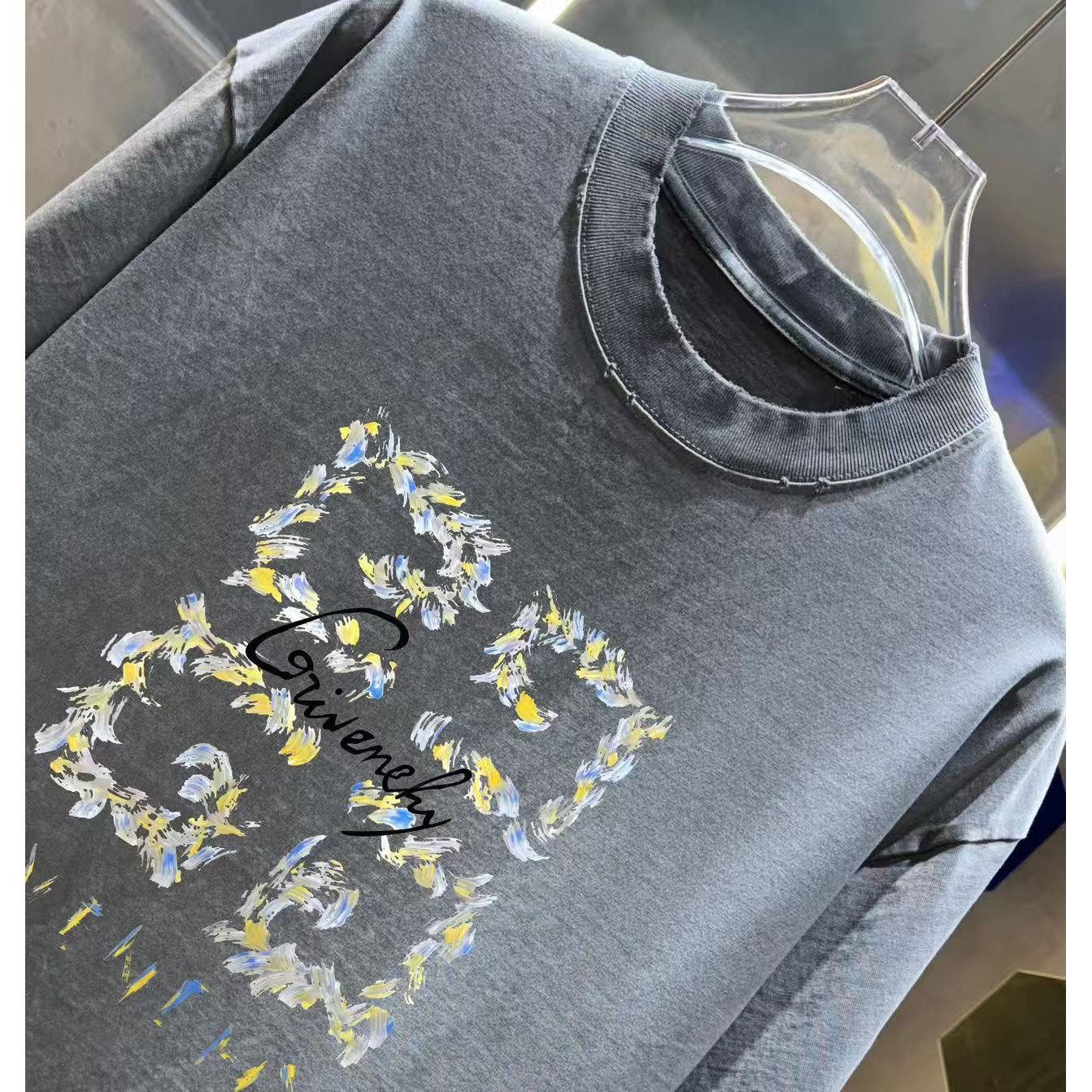 <p>Givenchy 洗水磨破短袖T恤(洗水灰)</p>