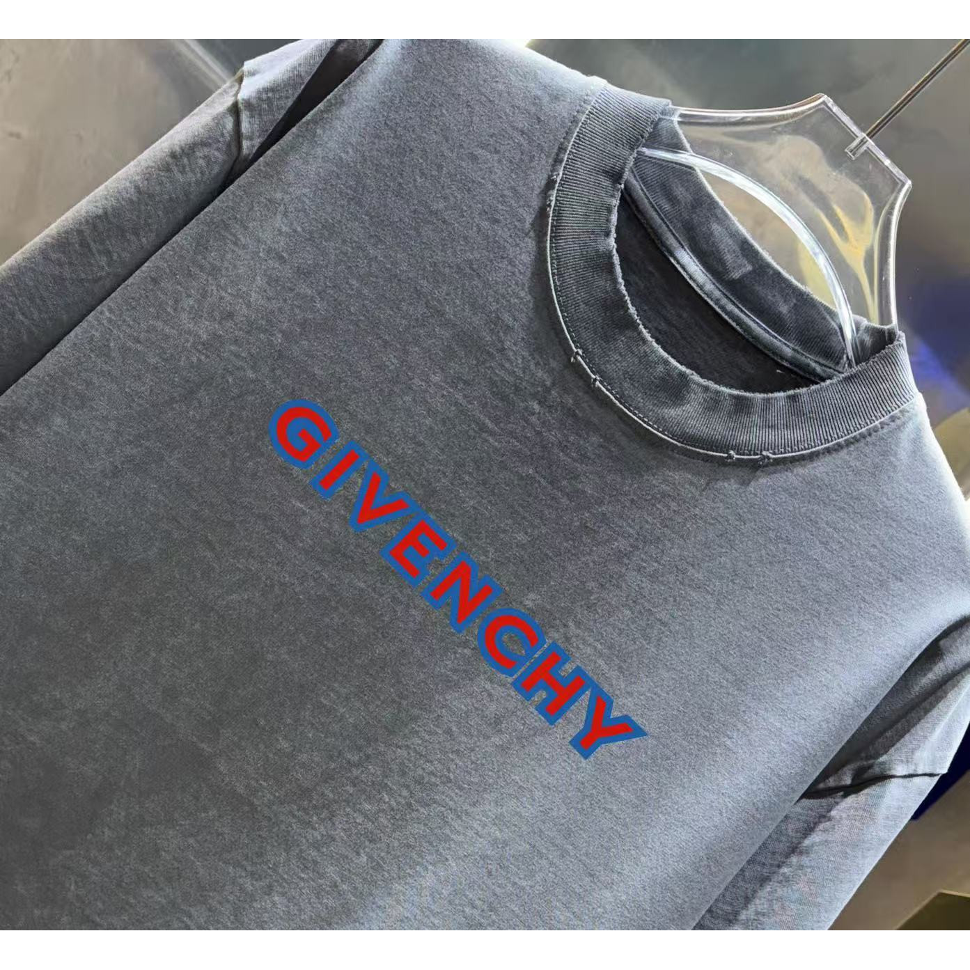 <p>Givenchy&nbsp;洗水磨破短袖T恤(洗水灰)</p>