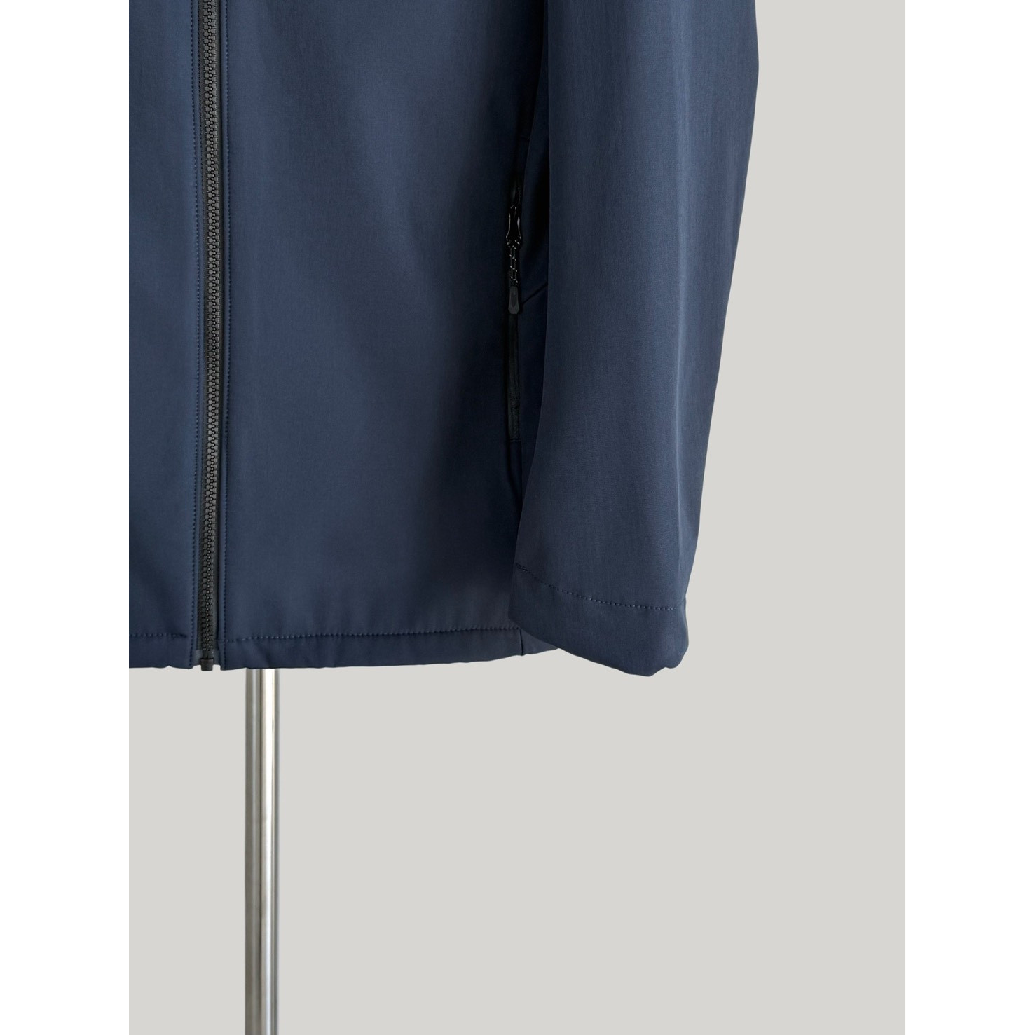 <p>Descente 软壳加薄绒冲锋衣(藏青)</p>