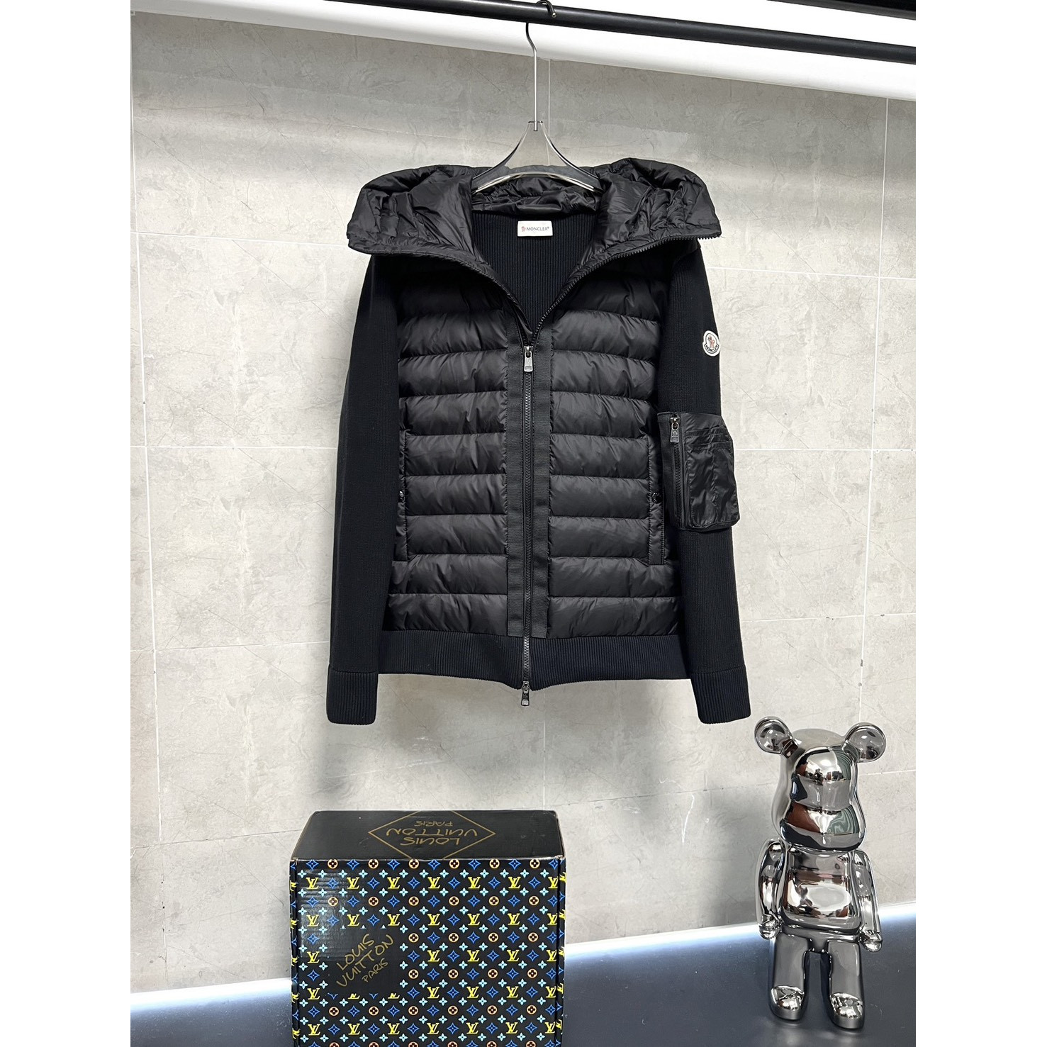 <p>Moncler 拼接连帽针织羽绒服(黑)</p>