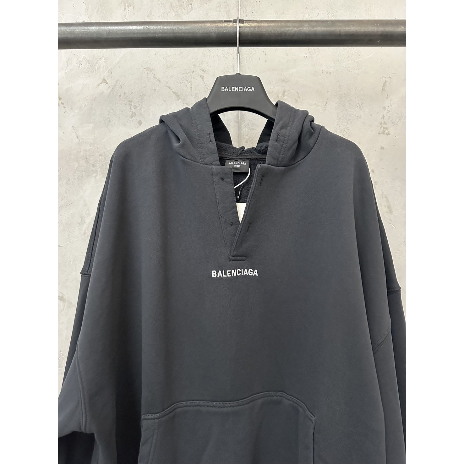 <p>Balenciaga 开领刺绣logo连帽卫衣(黑)</p>