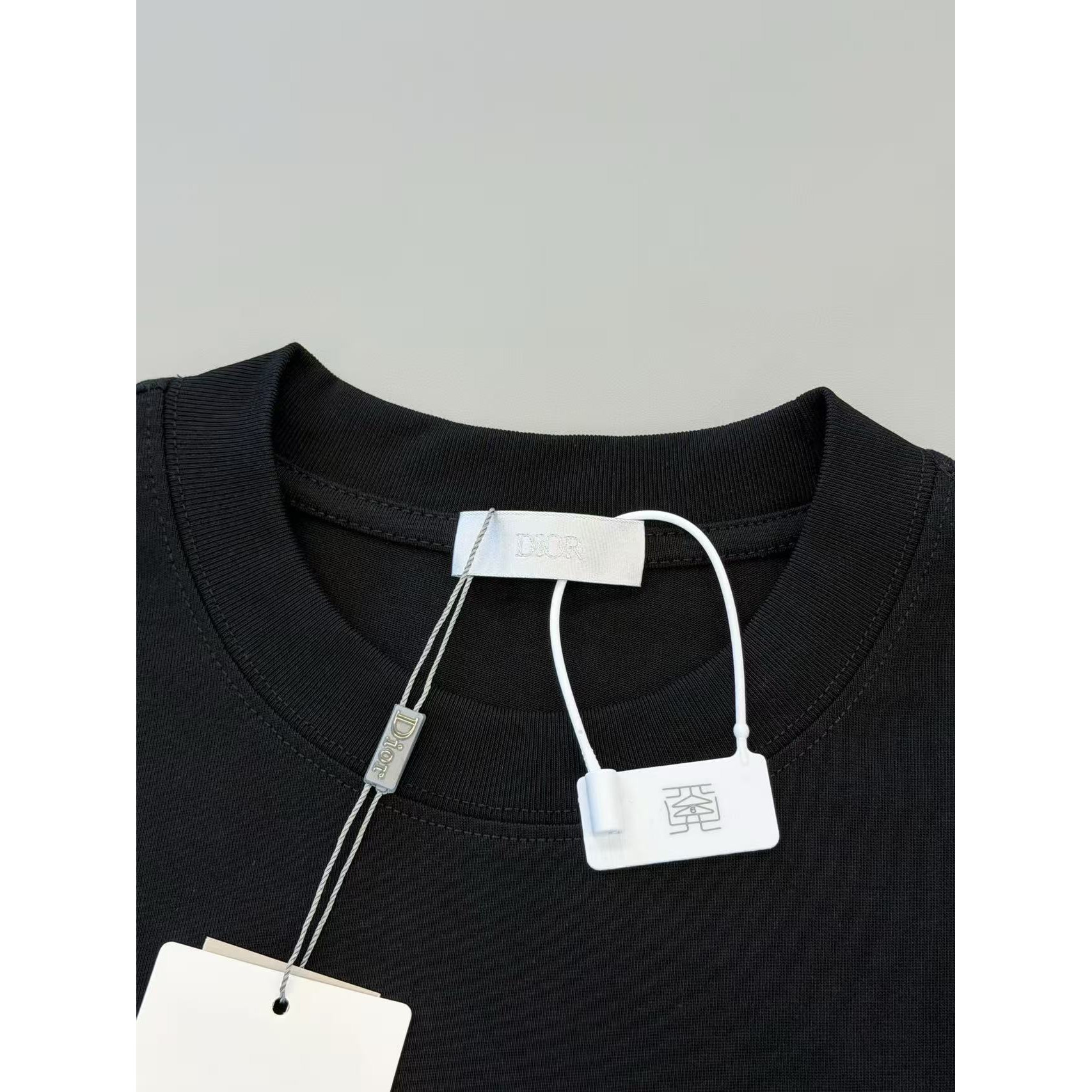 <p>DIOR&nbsp;logo短袖T恤(黑)</p>