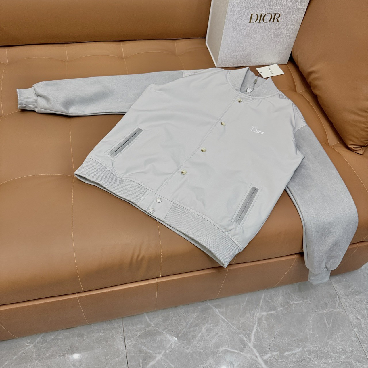 <p>DIOR 走秀款棒球外套(銀)</p>