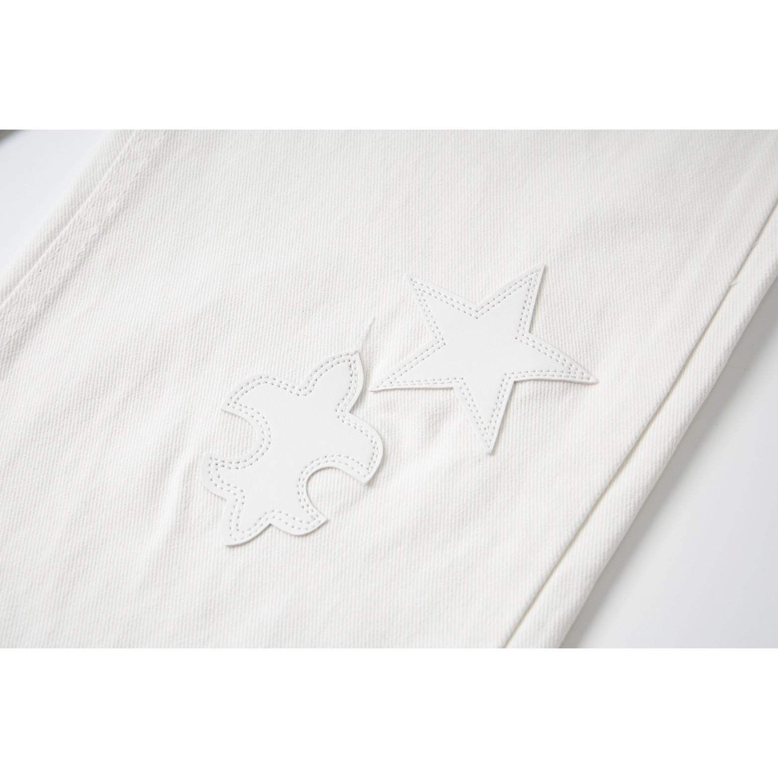 <p>CHROME HEARTS 星星白色十字架白色拼皮重工牛仔裤(1755#)</p>