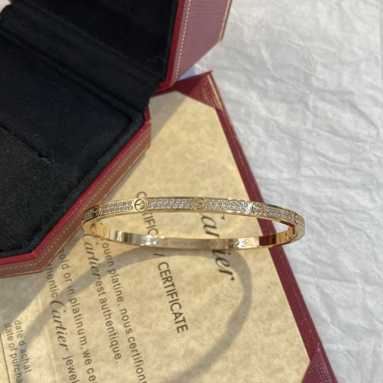 <p>CARTIER&nbsp;窄版满天星手镯</p>