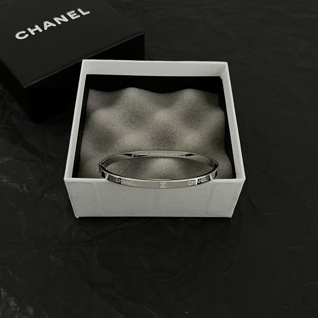 <p>Chanel 中古手镯(銀)</p>