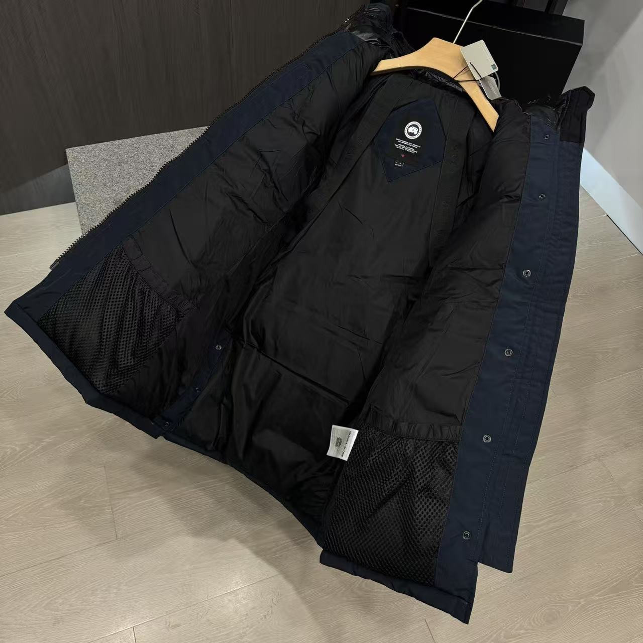 <p>Canada Goose Shelburn*派克大衣羽绒服(藏青紅標)</p>