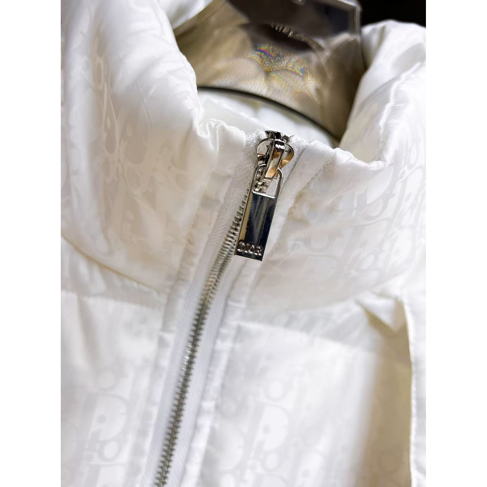 <p>DIOR&nbsp;秋冬新款羽绒服(白)</p>