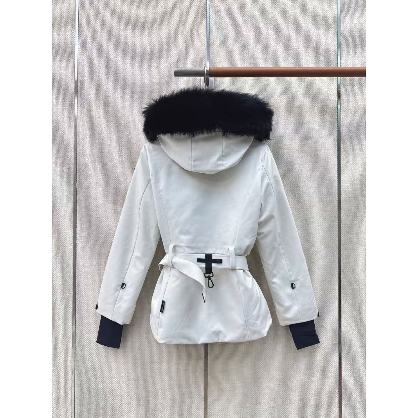 <p>MONCLER 经典Celac短款收腰羽绒滑雪服(白)</p>