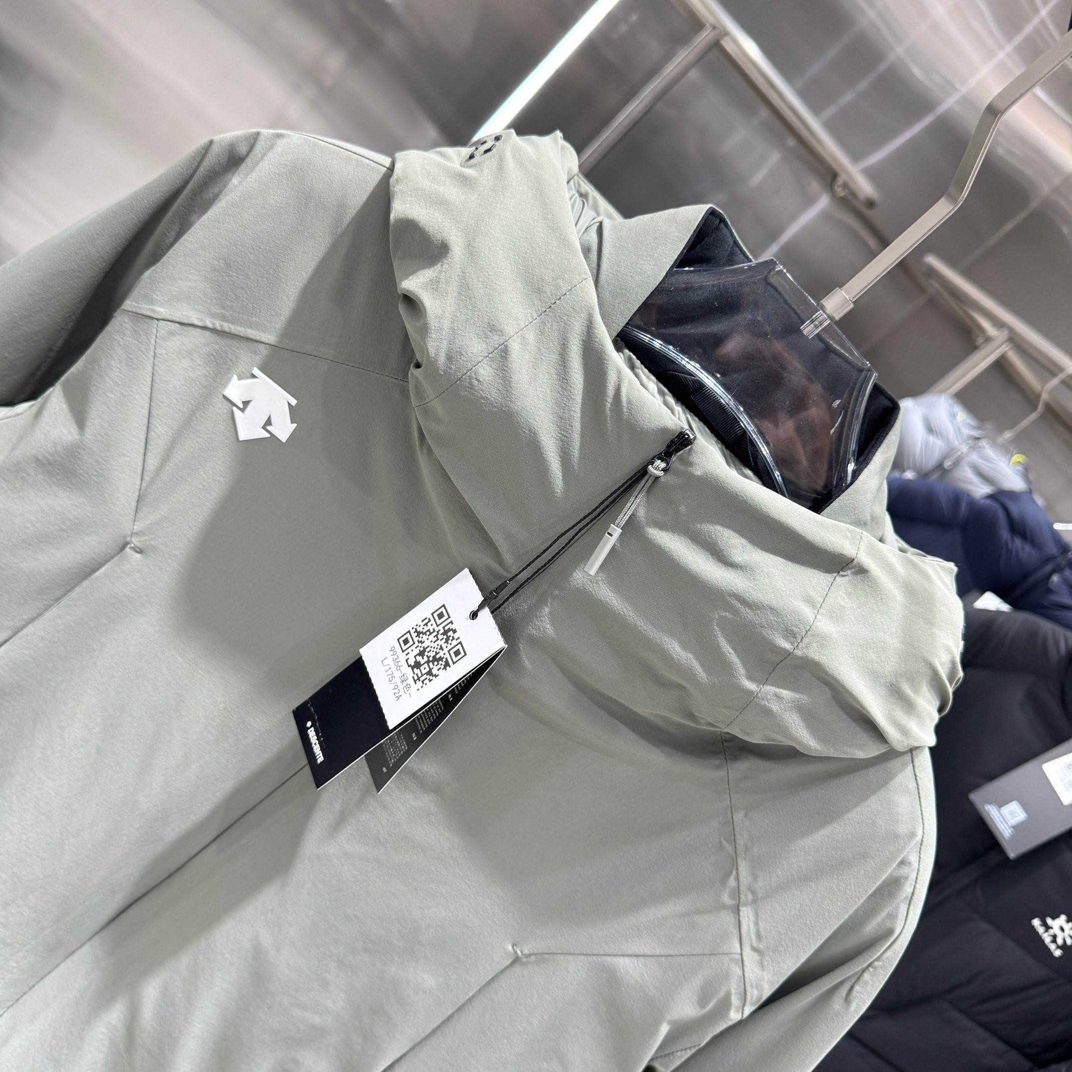 <p>DESCENTE 运动羽绒服(绿)</p>