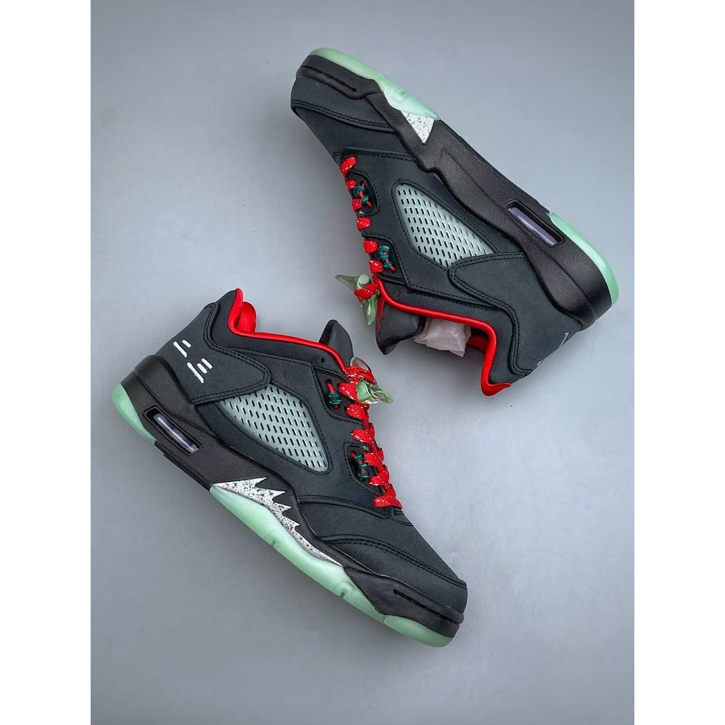 <p>Air Jordan 5 Low Fire Red&nbsp; 篮球鞋(黑)</p>