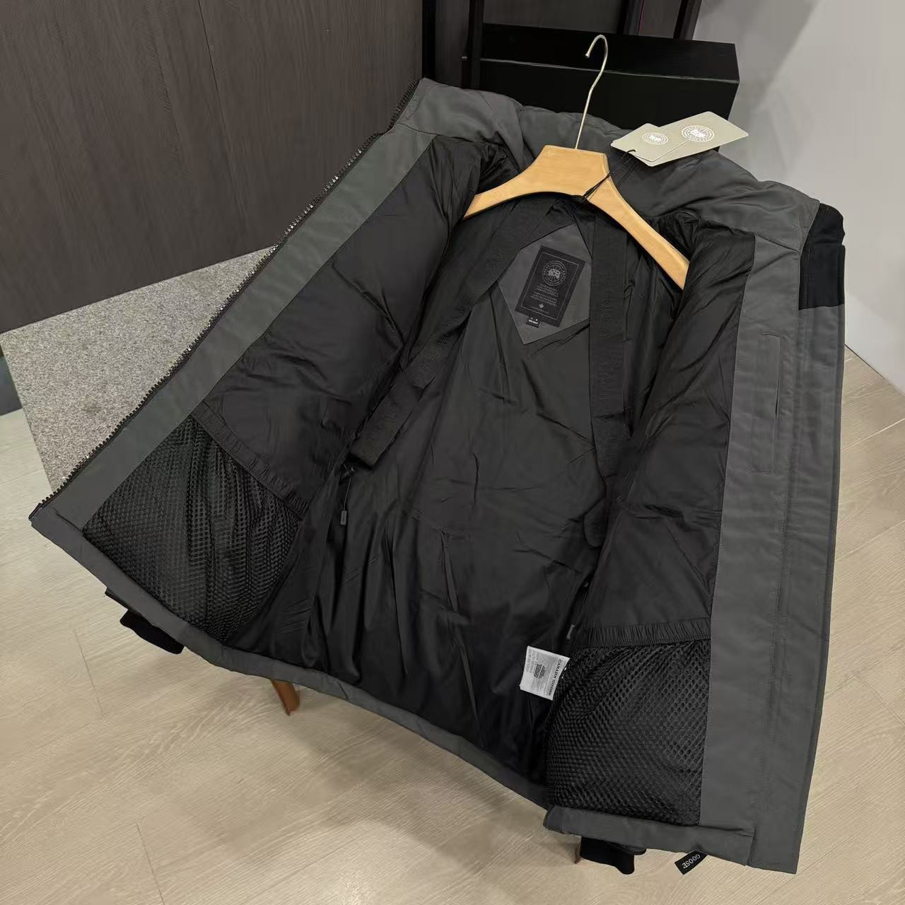 <p>Canada Goose Chelse*派克大衣羽绒服(灰色黑標)</p>