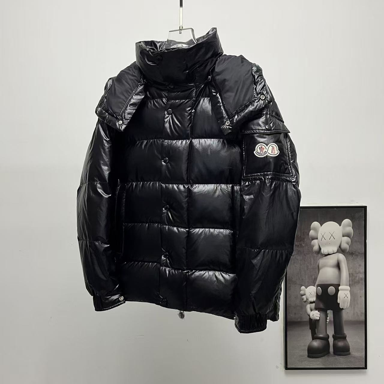 <p>Moncler 70周年双标连帽羽绒服(黑)</p>