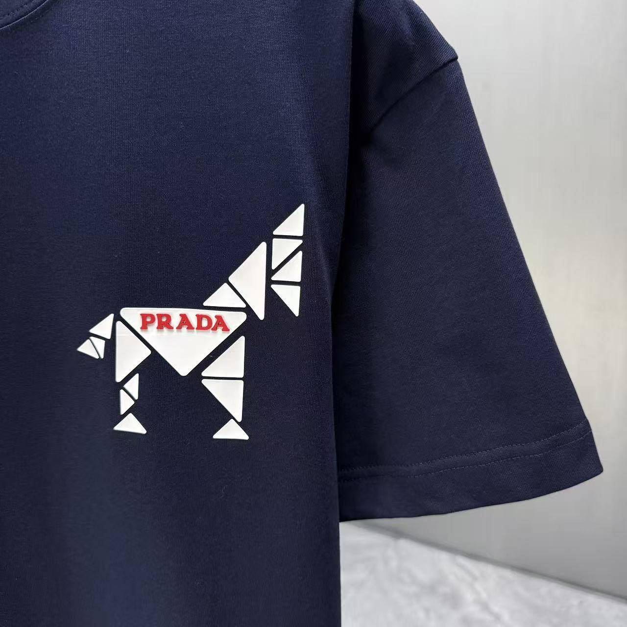 <p>Prada 短袖T恤(深藍)</p>