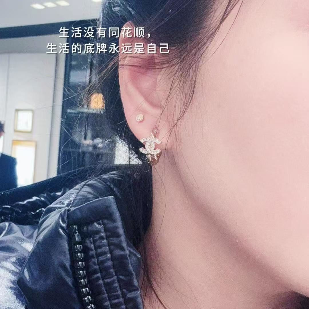 <p>CHANEL&nbsp;麻花双C小耳圈</p>