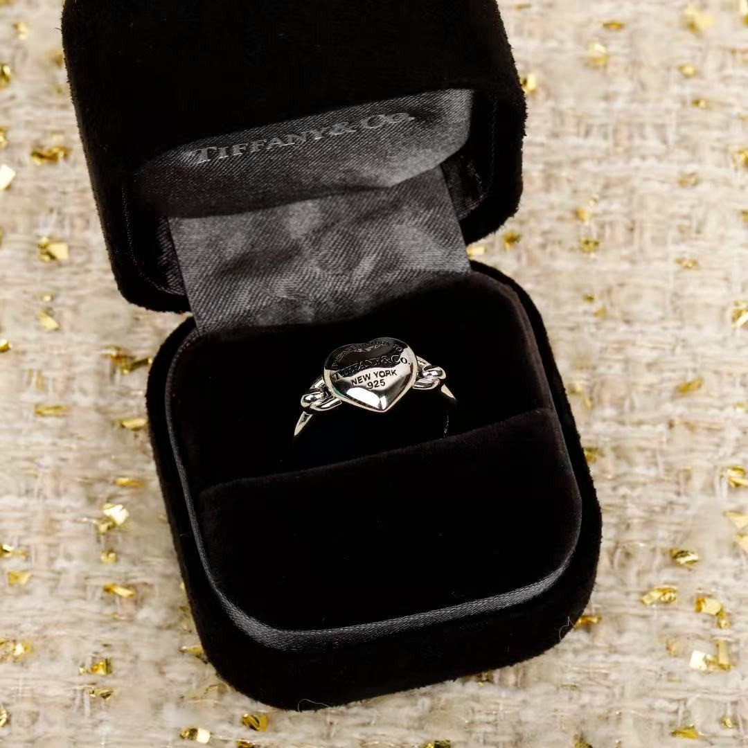 <p>Tiffany&nbsp;爱心滴油珐琅戒指</p>