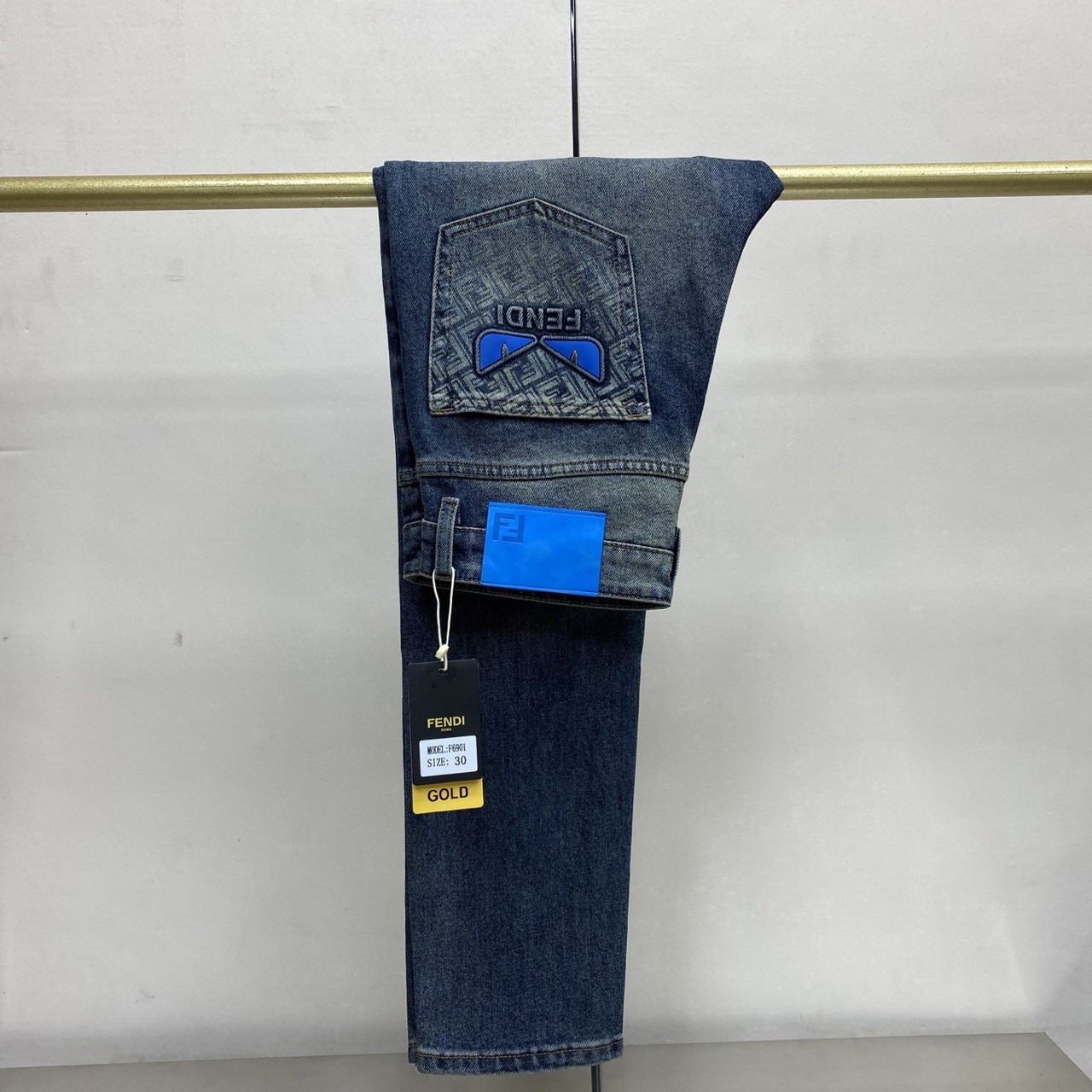 <p>FINDI&nbsp;丹宁水洗牛仔裤(6901)</p>