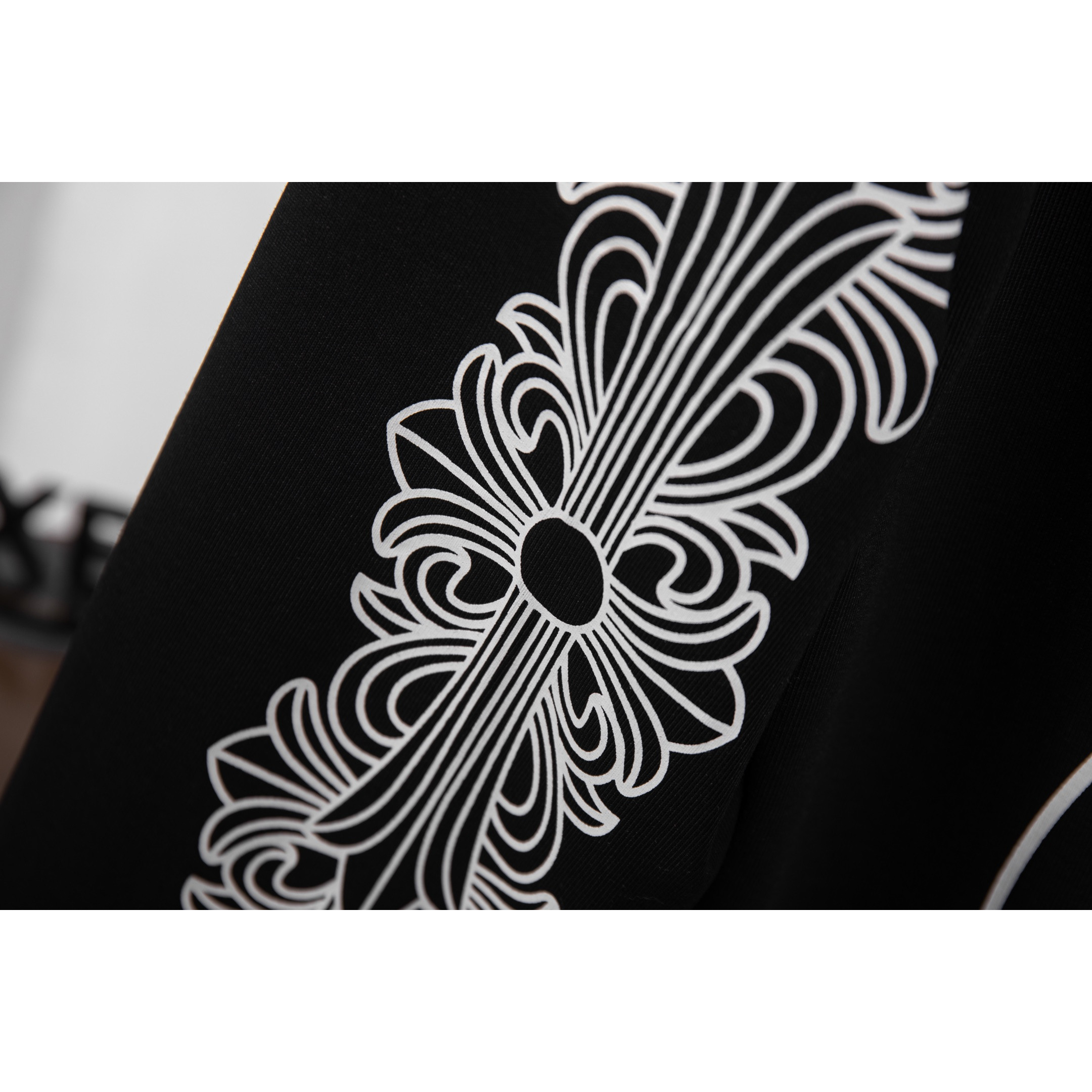 <p>CHROME HEARTS 东京限定长袖T (X489黑)</p>