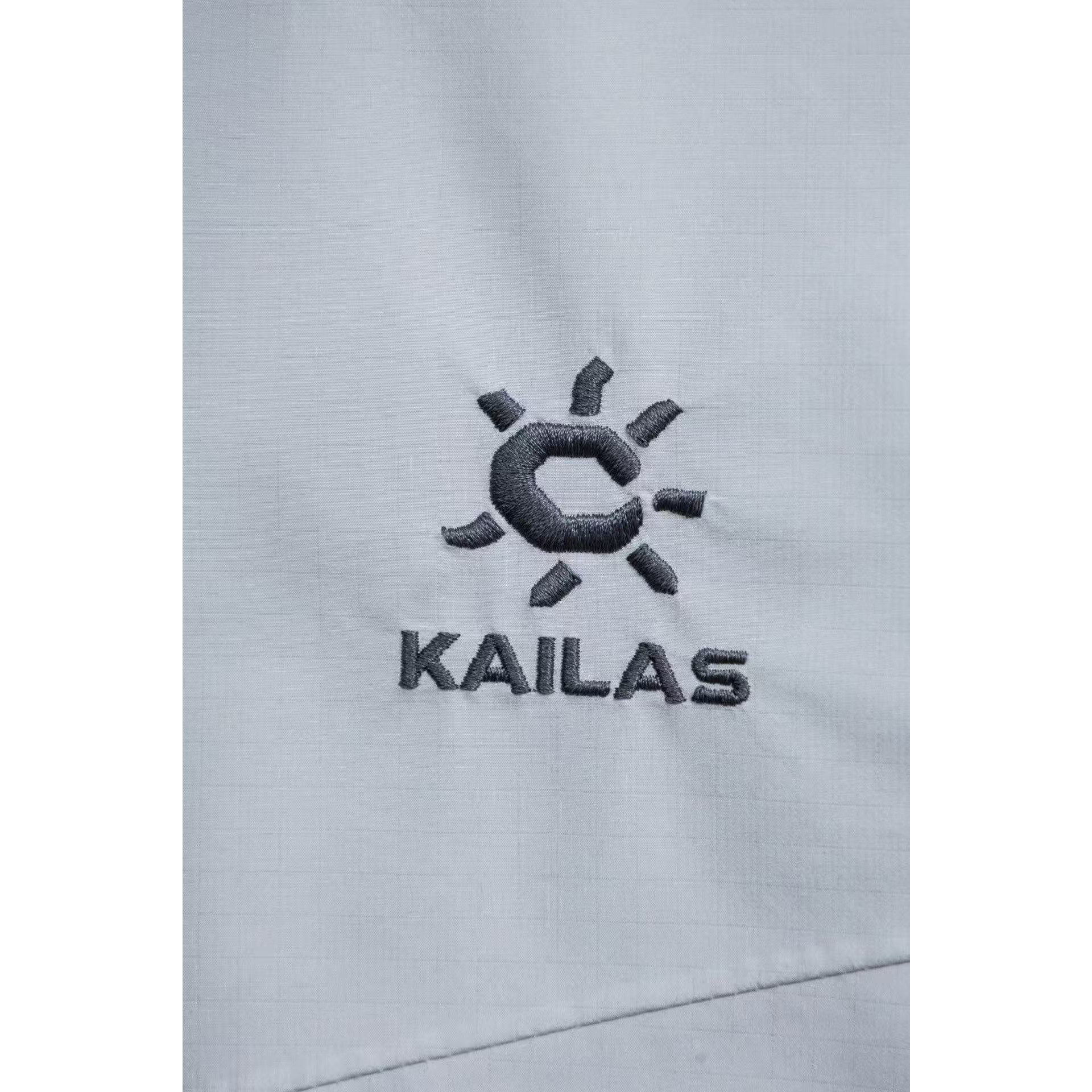 <p>KAILAS LT户外压胶连帽冲锋衣(镐羽灰)</p>