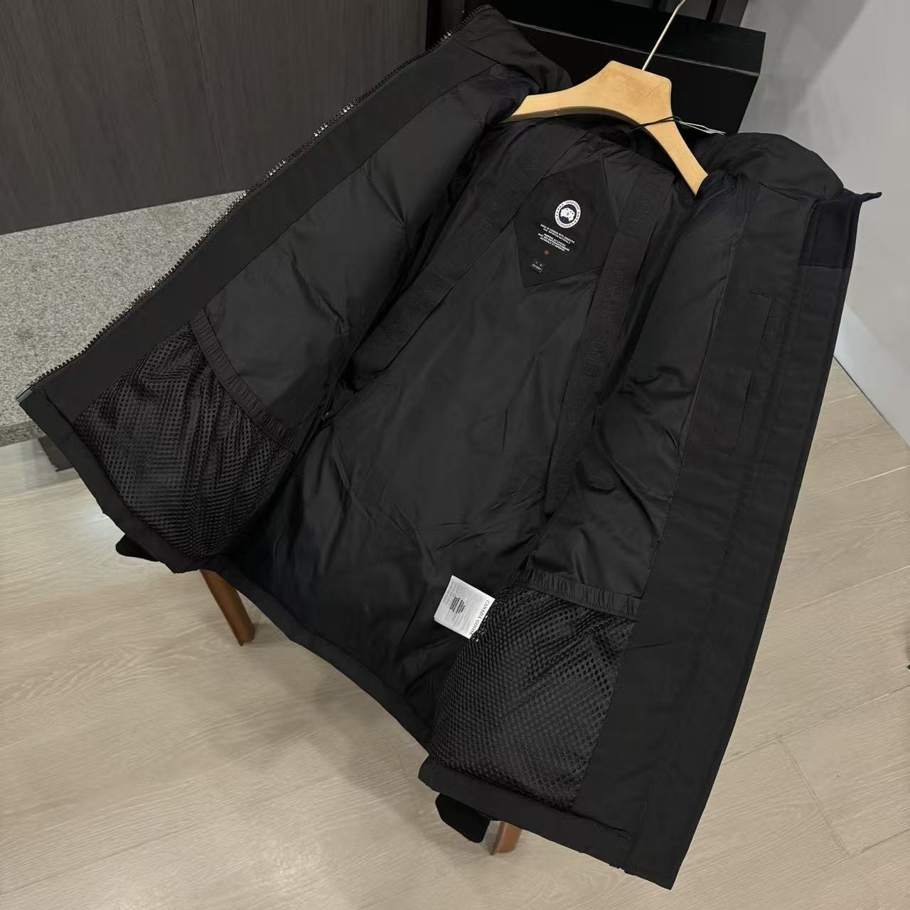 <p>Canada Goose Chelse*派克大衣羽绒服(黑色紅標)</p>