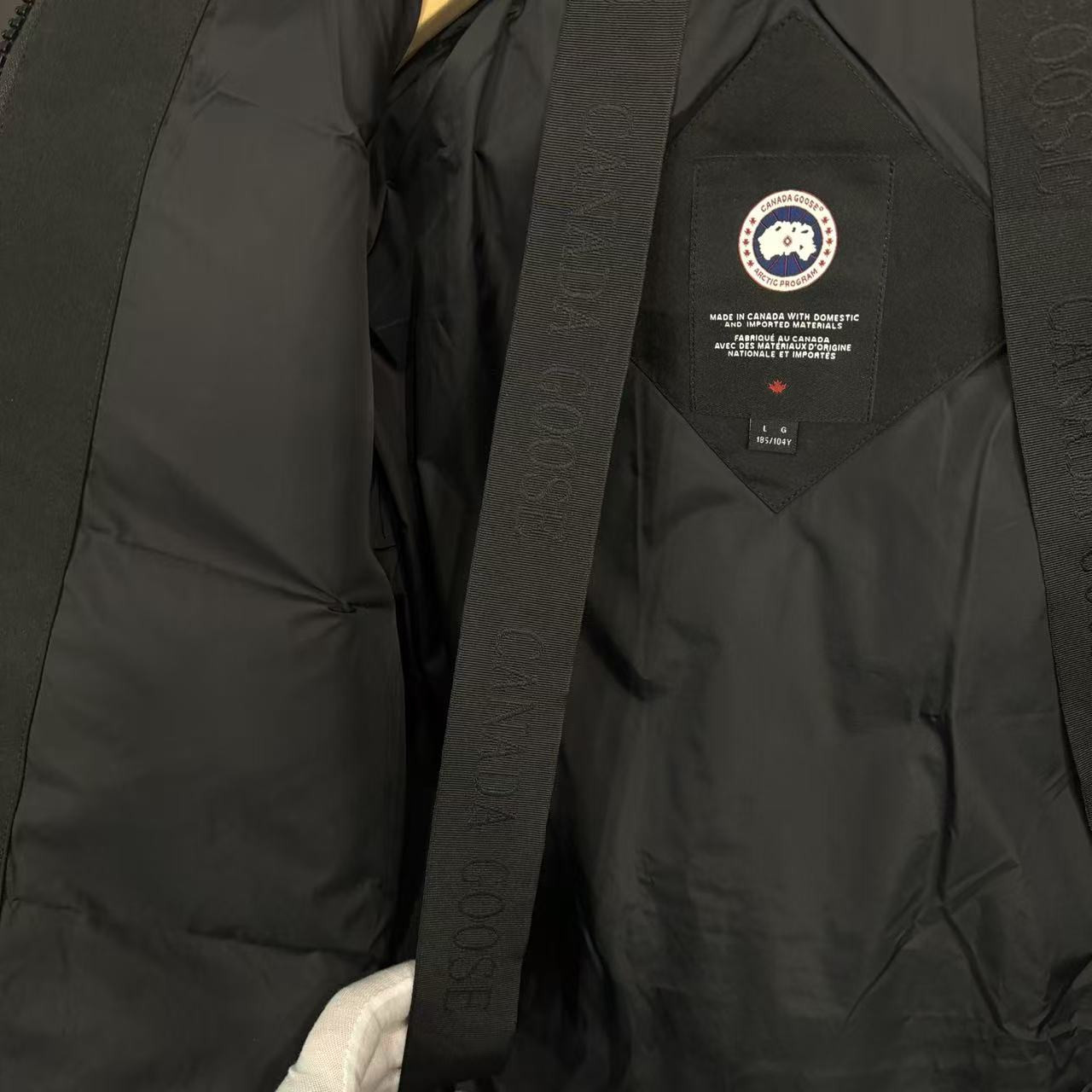 <p>Canada Goose Chelse*派克大衣羽绒服(黑色紅標)</p>