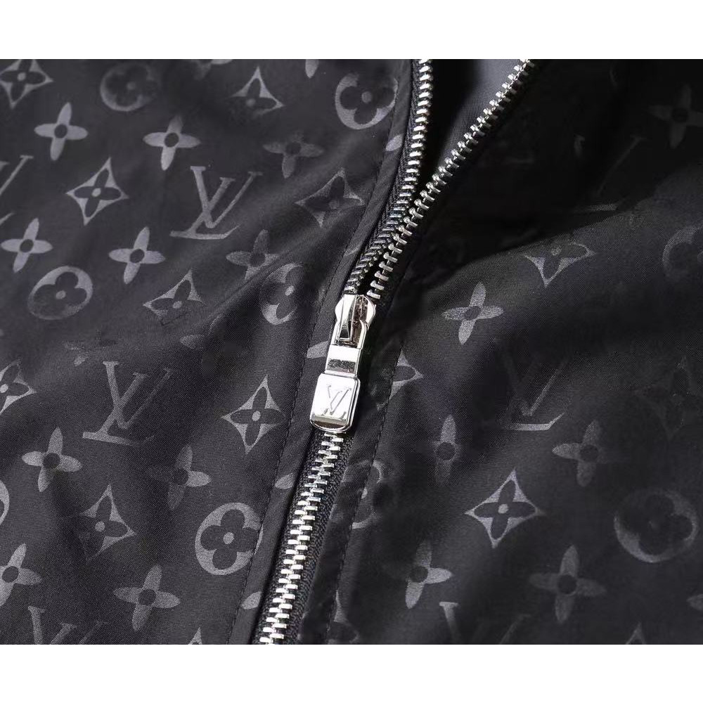 <p>LV&nbsp;男士夹克外套(黑)</p>