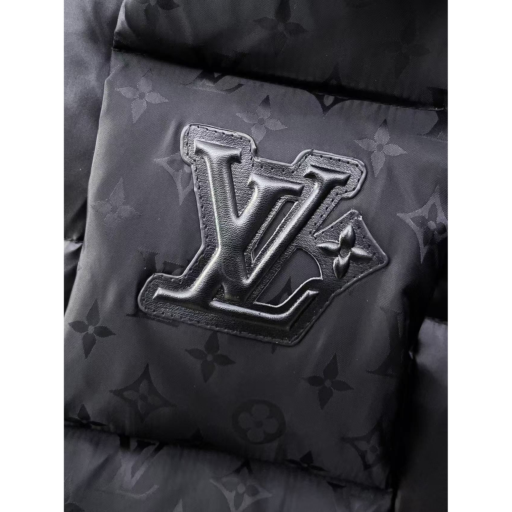 <p>LV 官网款新款羽绒服(黑)</p>