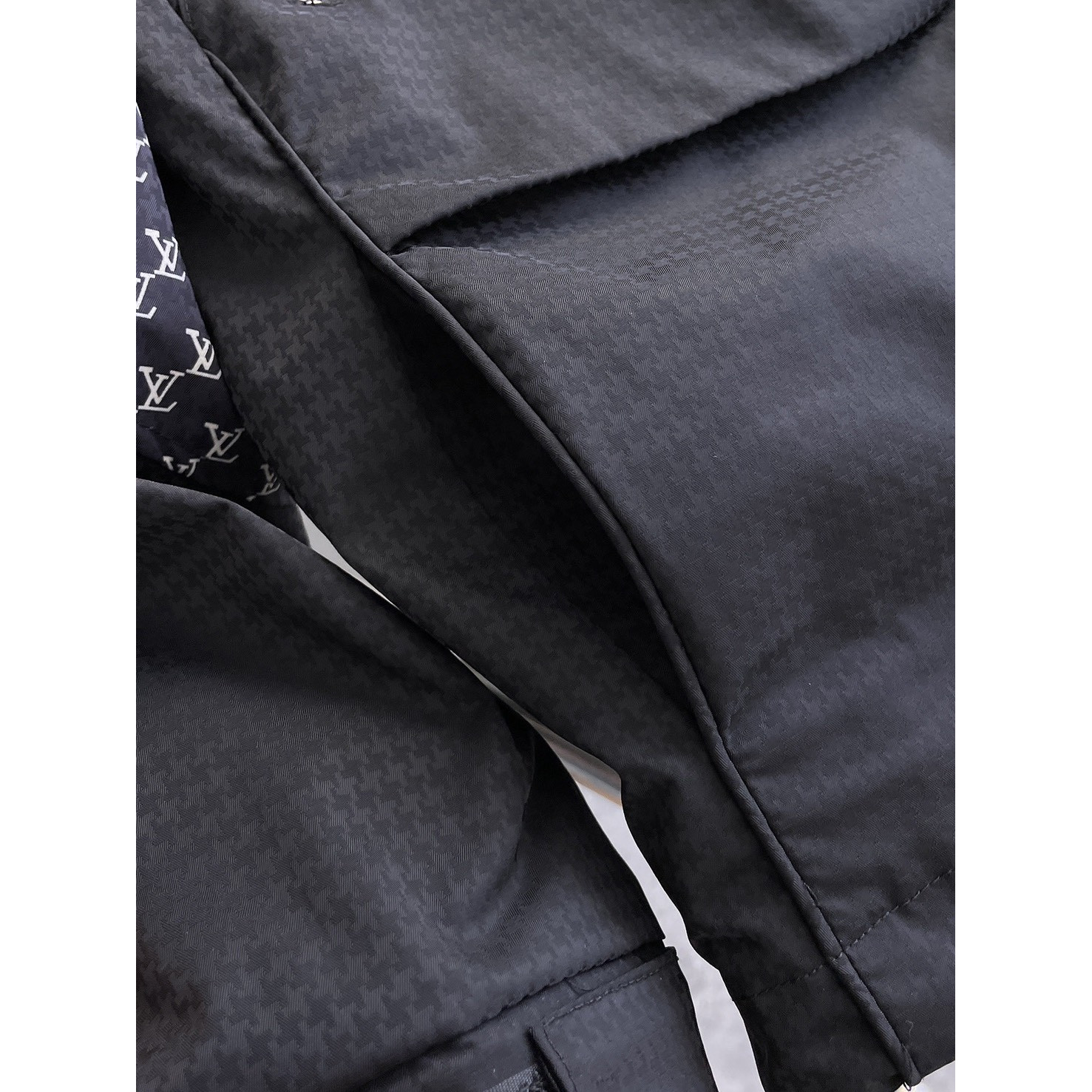 <p>LV&nbsp;男士夹克外套(黑)</p>