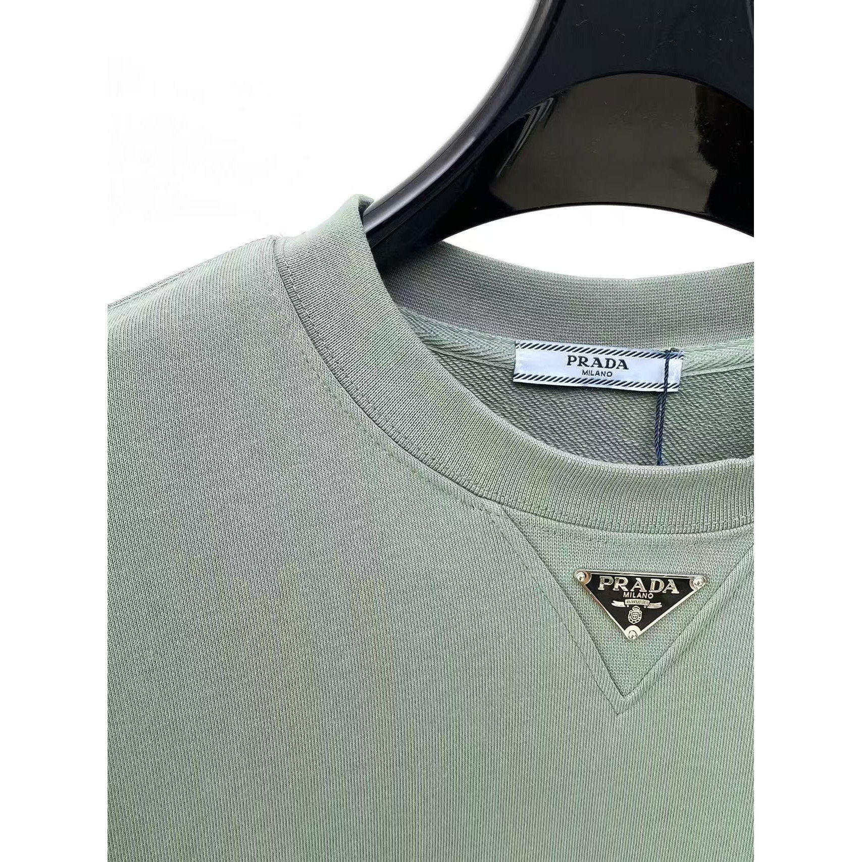 <p>PRADA 圓領長袖T恤(軍綠)</p>
