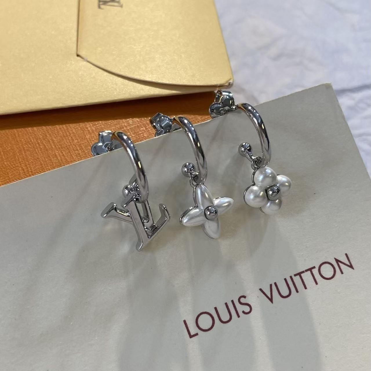 <p>LV&nbsp;绿小花三件套耳环</p>
