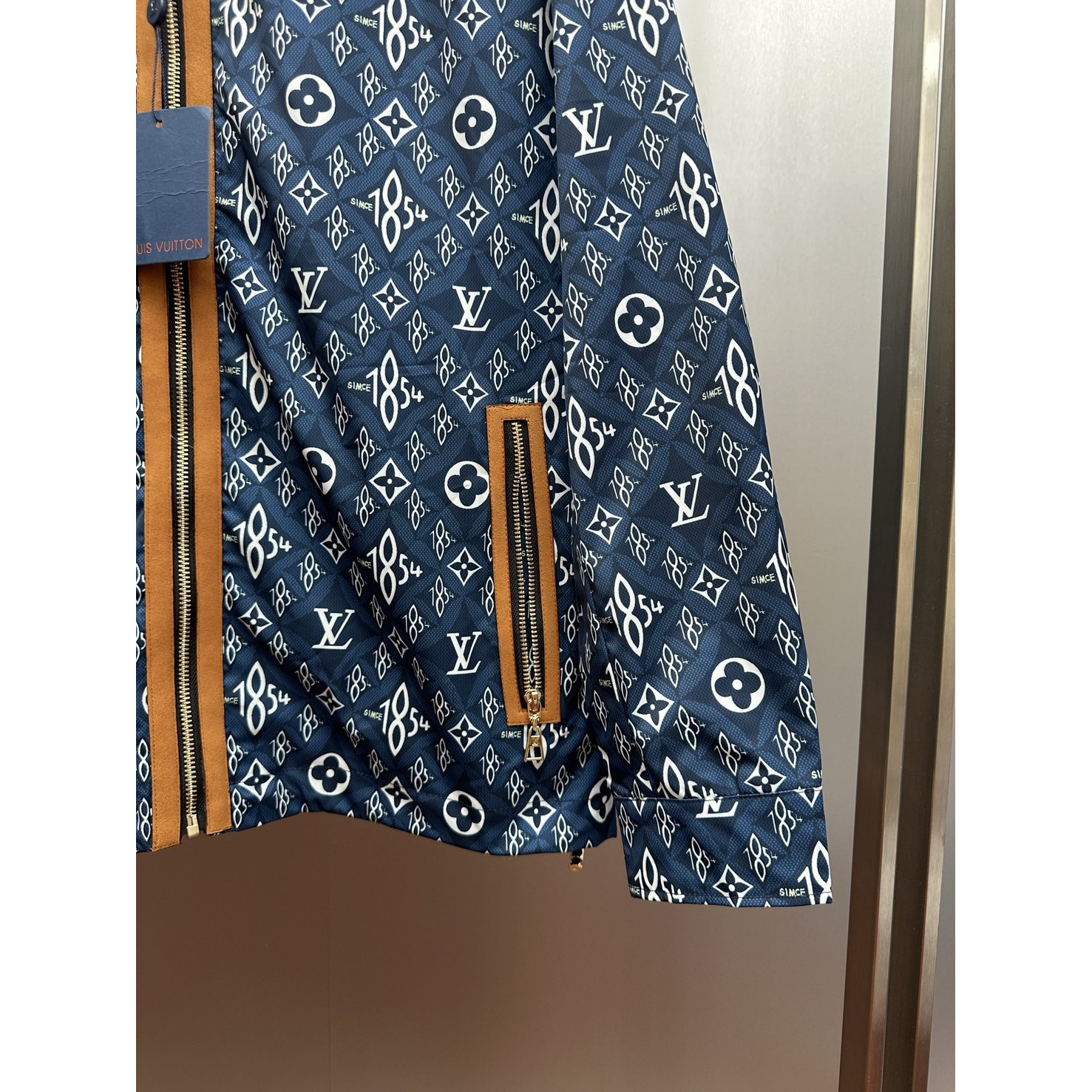 <p>LOUIS VUITTON 满印老花连帽防风夹克</p>