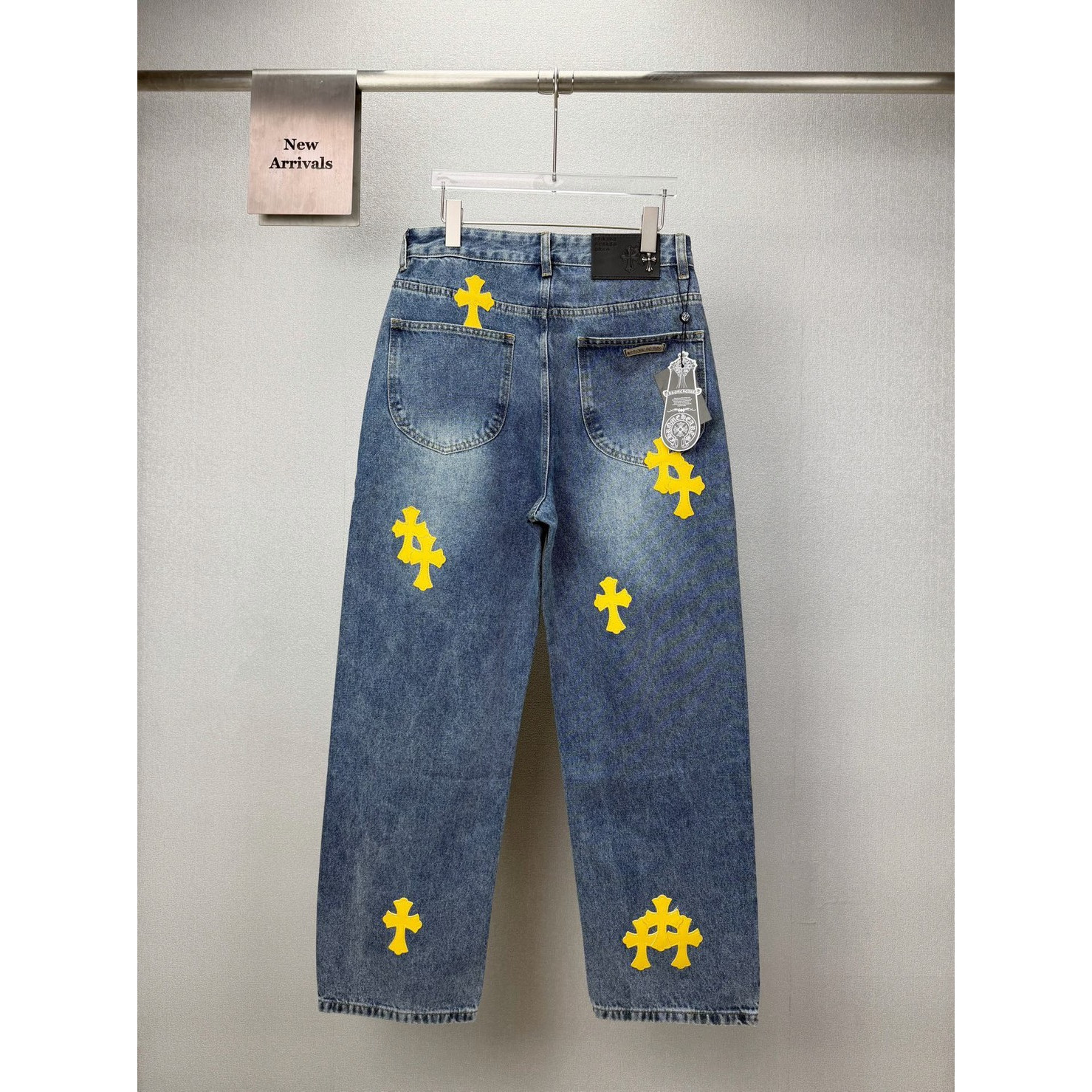 <p>CHROME HEARTS 黄色十字架拼皮情侣款水洗宽松牛仔裤</p>