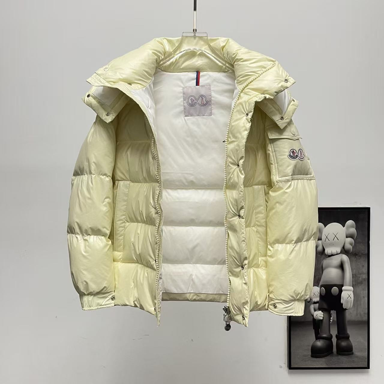 <p>Moncler 70周年双标连帽羽绒服(米白色)</p>