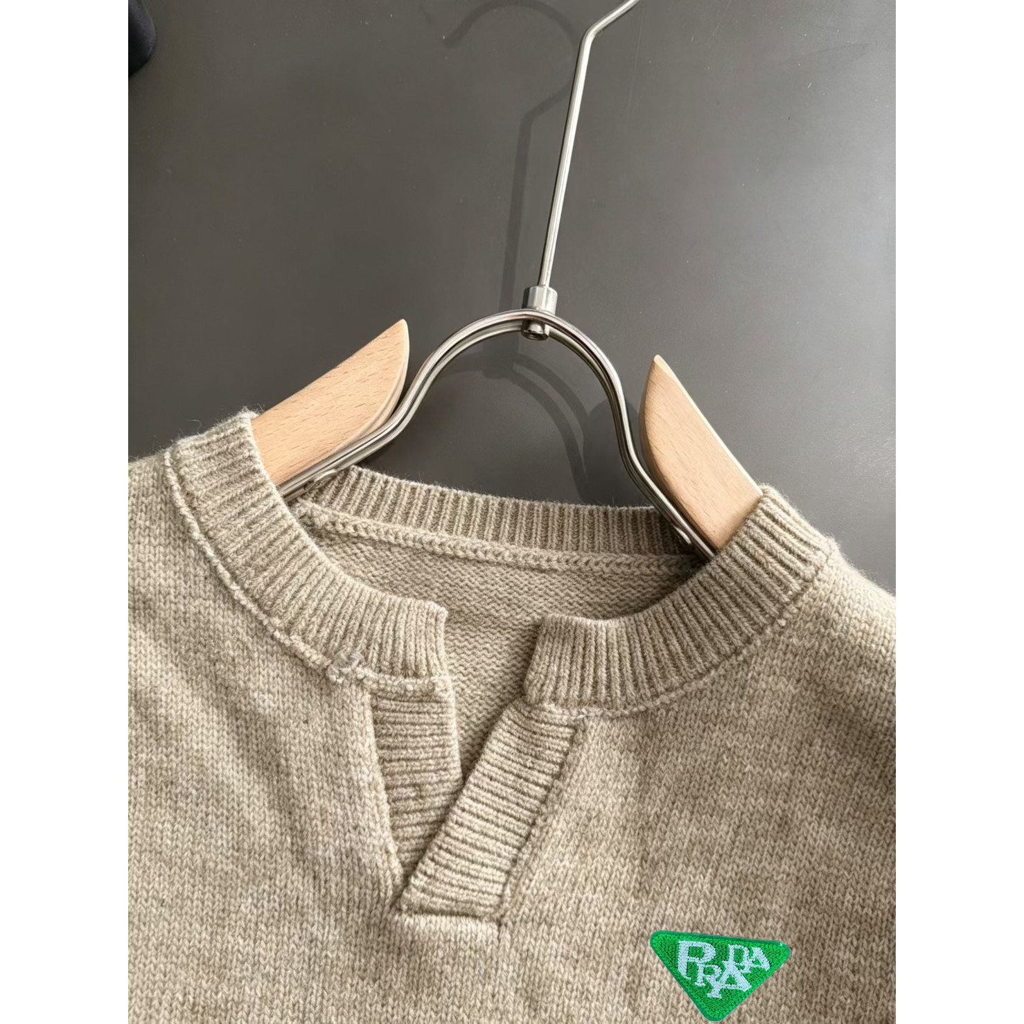<p>PRADA 高品质男士毛衣(杏)</p>