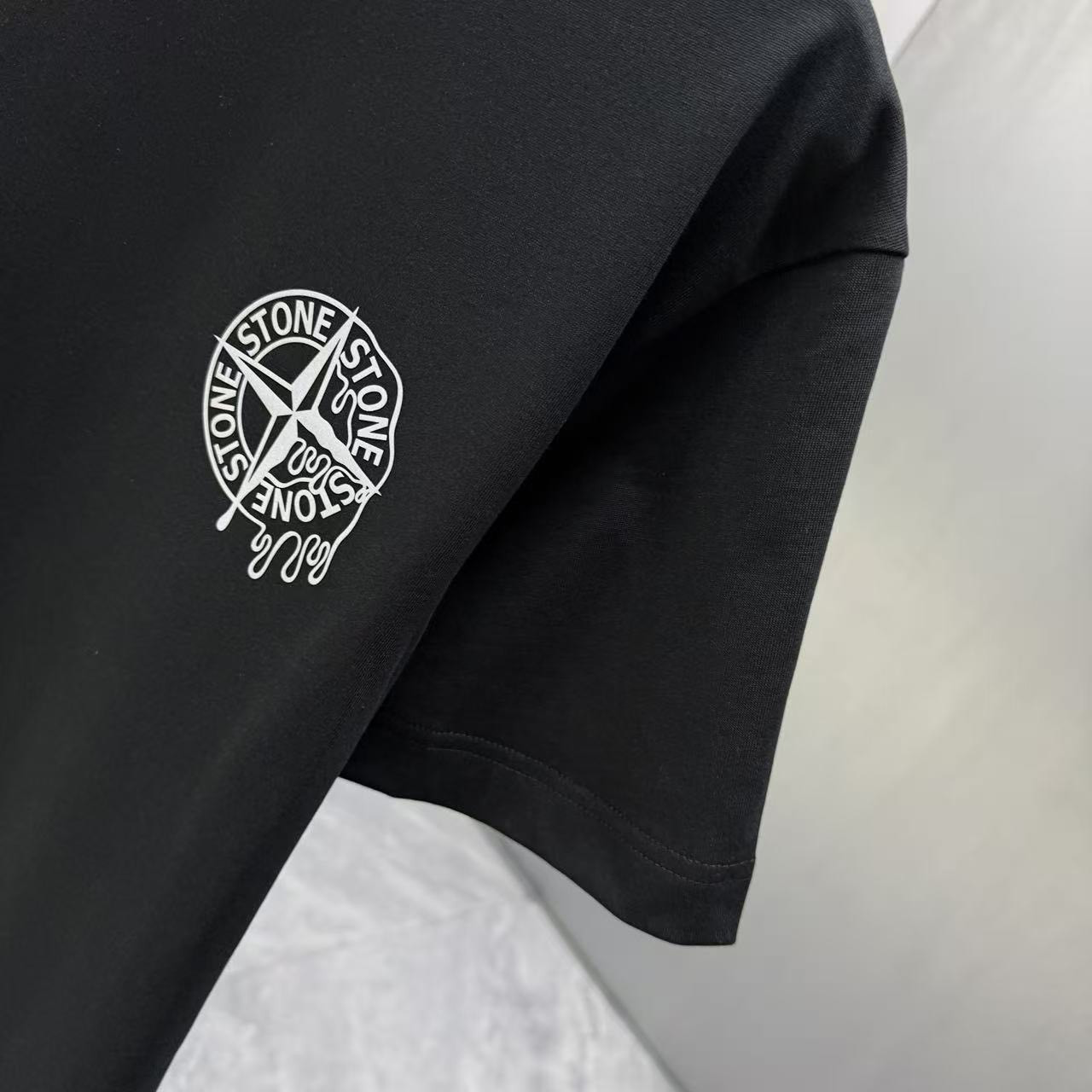 <p>Stone Island 短袖T恤(黑)</p>