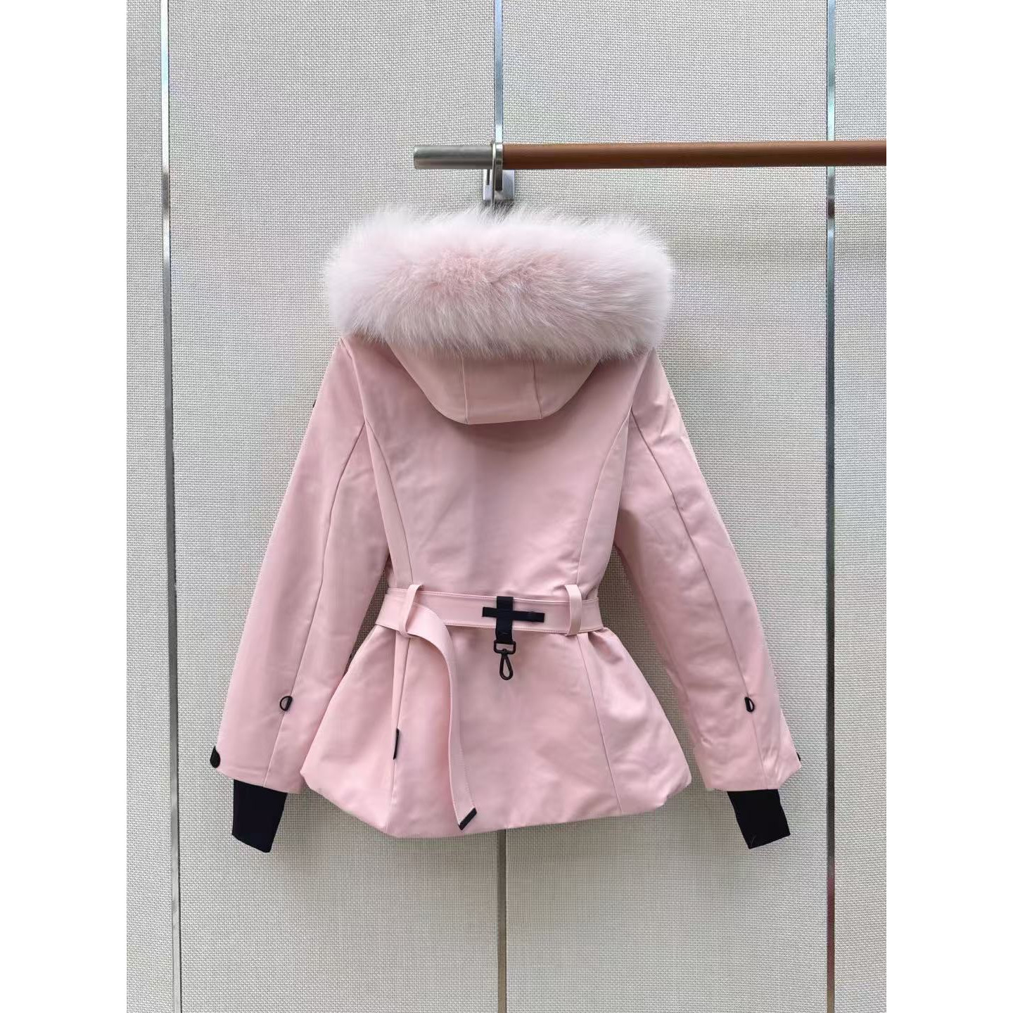 <p>MONCLER 经典Celac短款收腰羽绒滑雪服(粉)</p>
