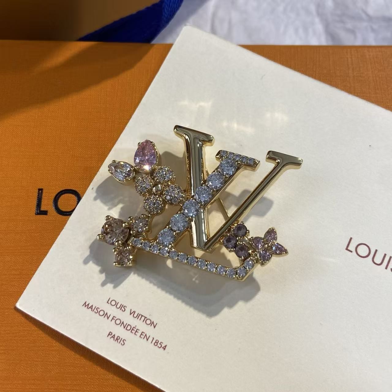 <p>LV 限定花卉胸针</p>