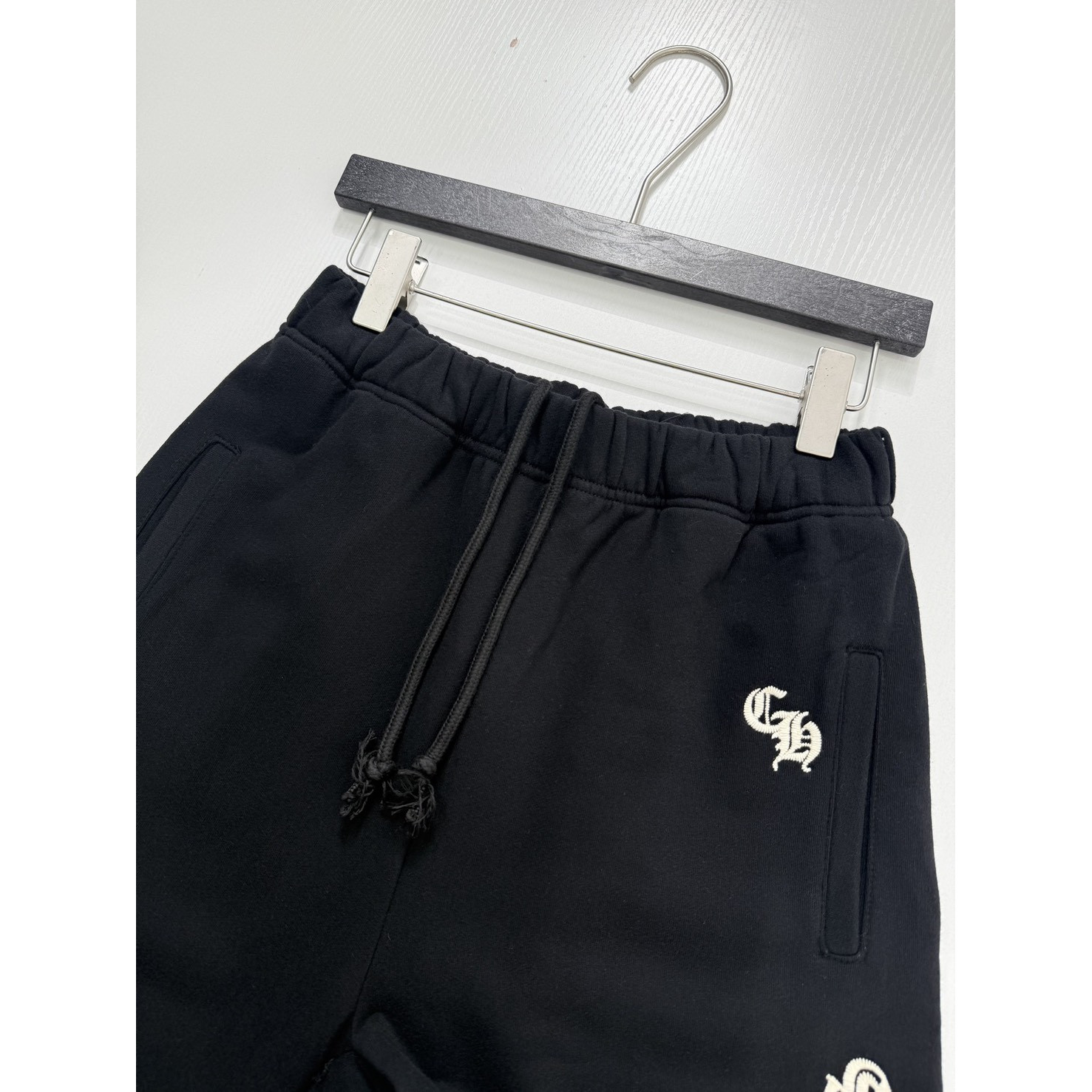 <p>CHROME HEARTS 梵文字母刺绣短裤</p>
