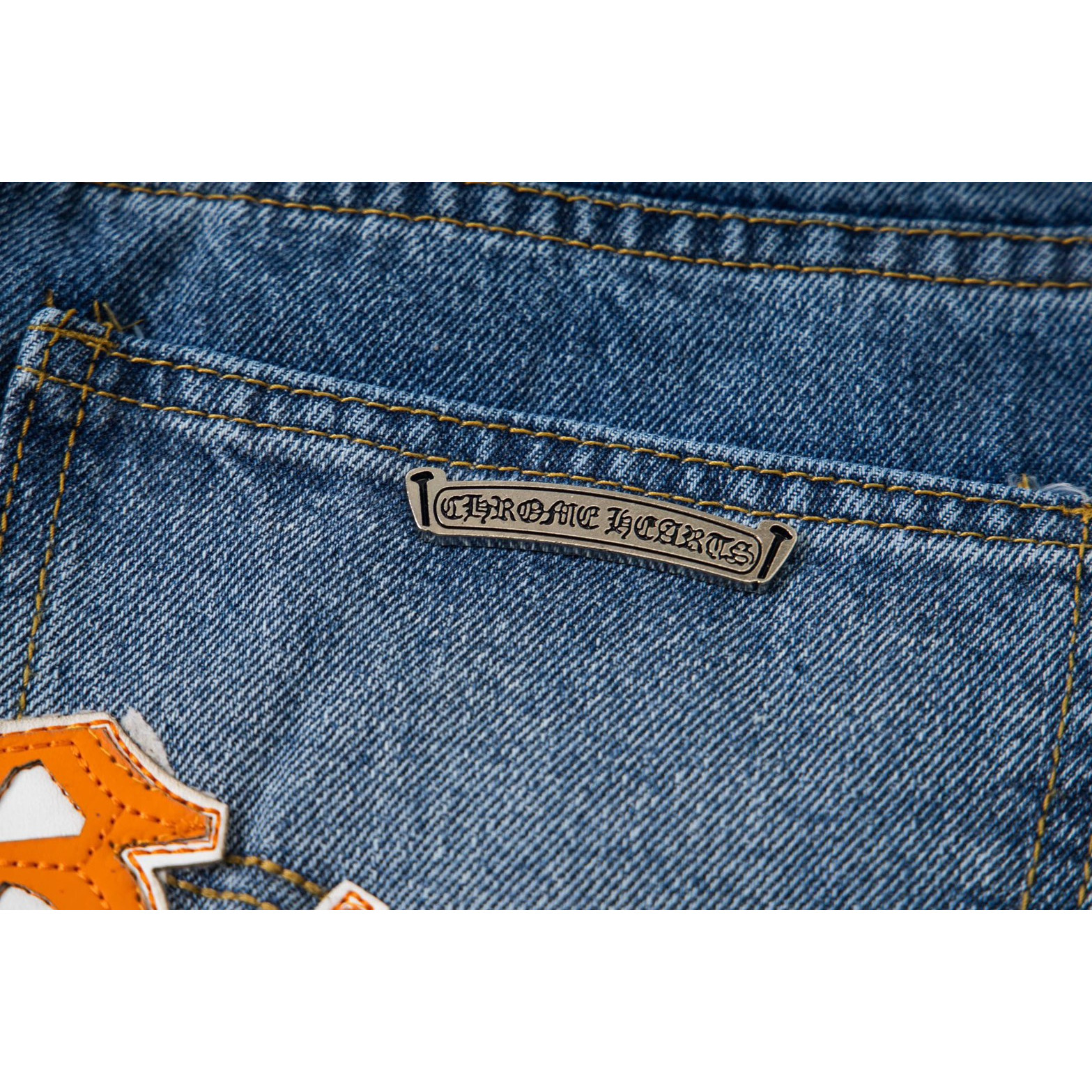 <p>CHROME HEARTS 浅蓝裤梵文黄白拼皮牛仔裤(1804#)</p>