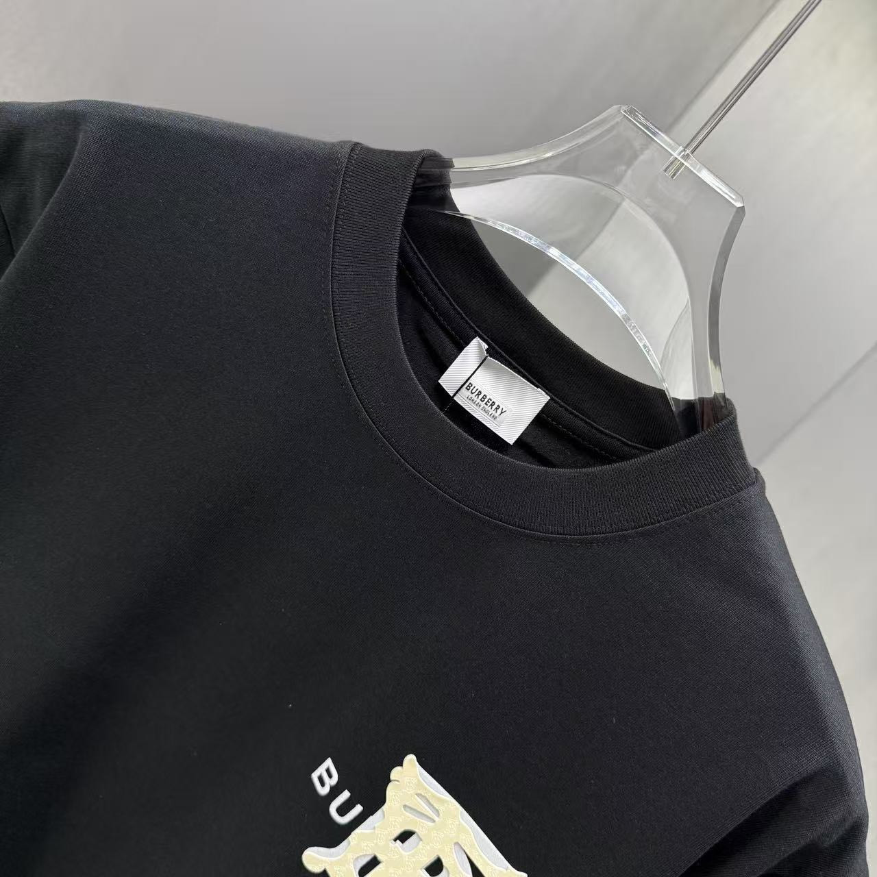 <p>BURBERRY 短袖T恤(黑)</p>
