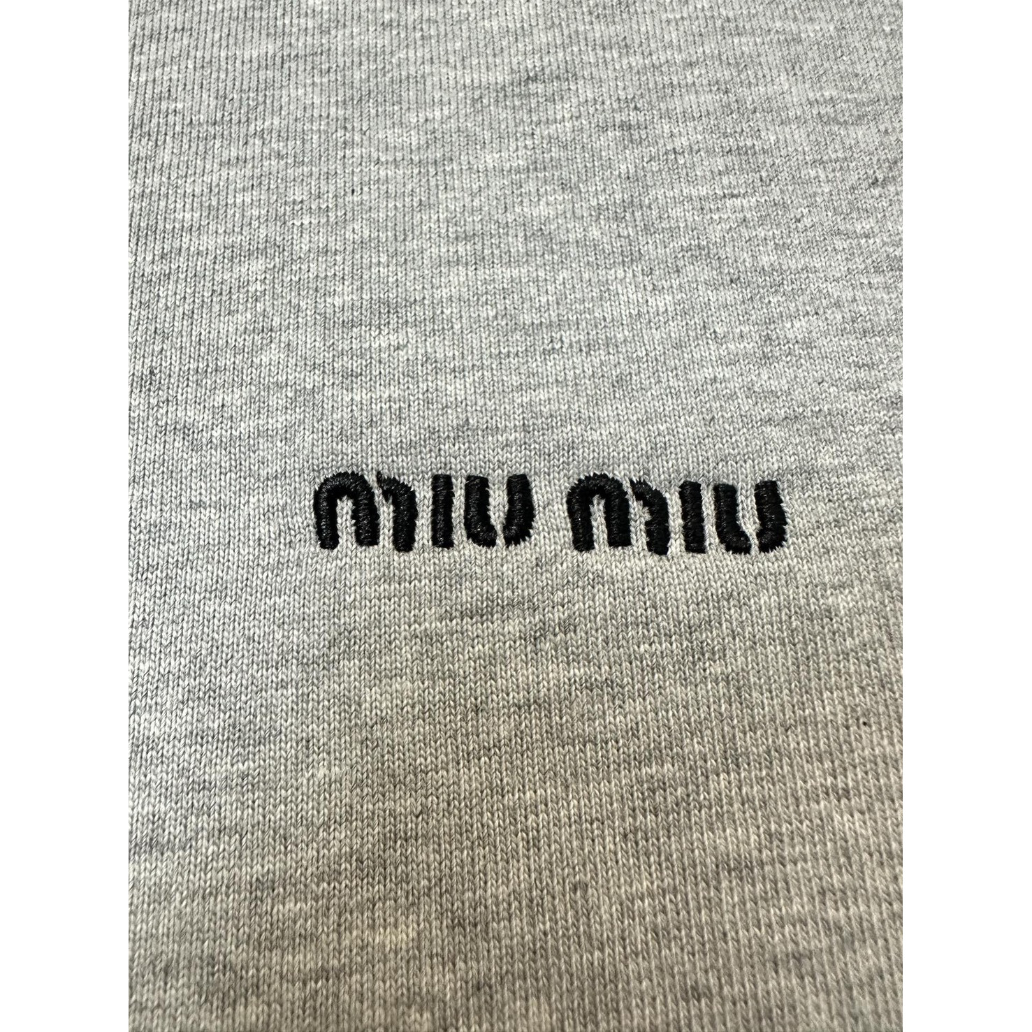 <p>MiuMiu 经典logo刺绣短袖T恤(灰)</p>