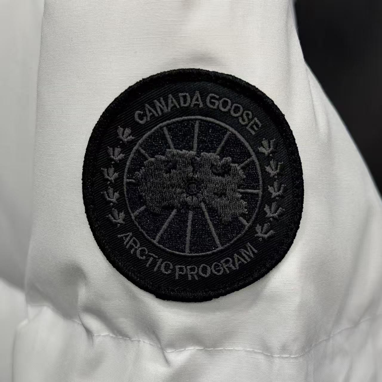 <p>Canada Goose Chelse*派克大衣羽绒服(白色黑標)</p>