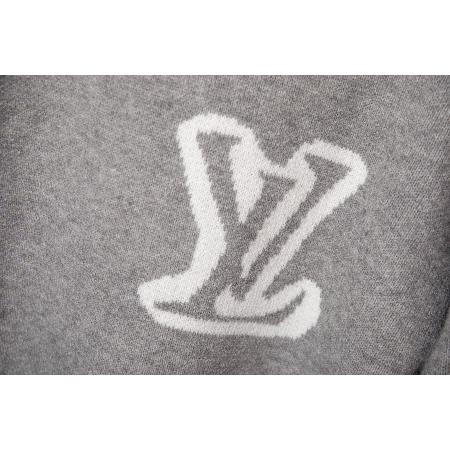 <p>LV 前后大标logo针织毛衣(灰DZ38)</p>